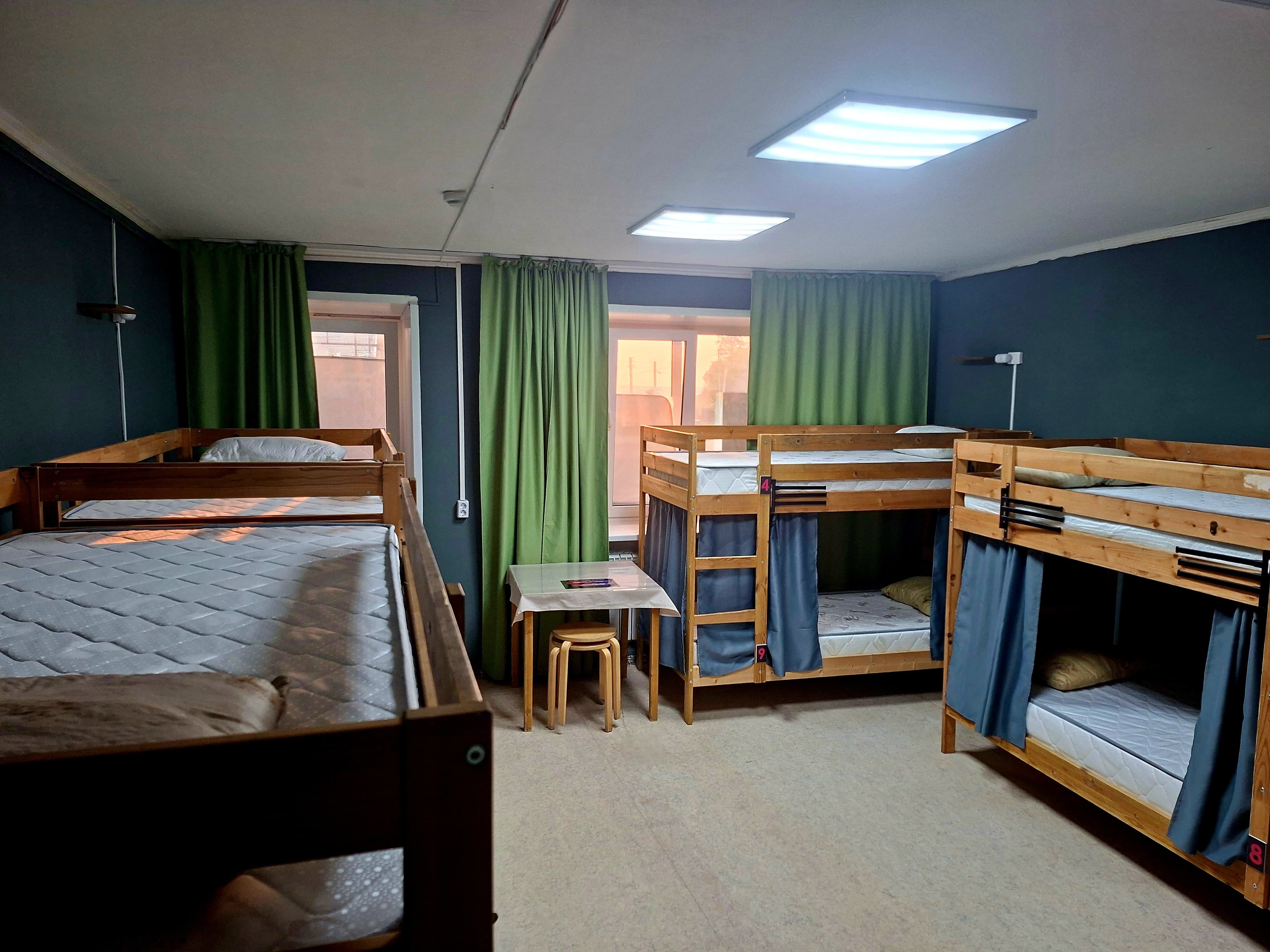 Кровать в общем номере для мужчин и женщин с 10 кроватями