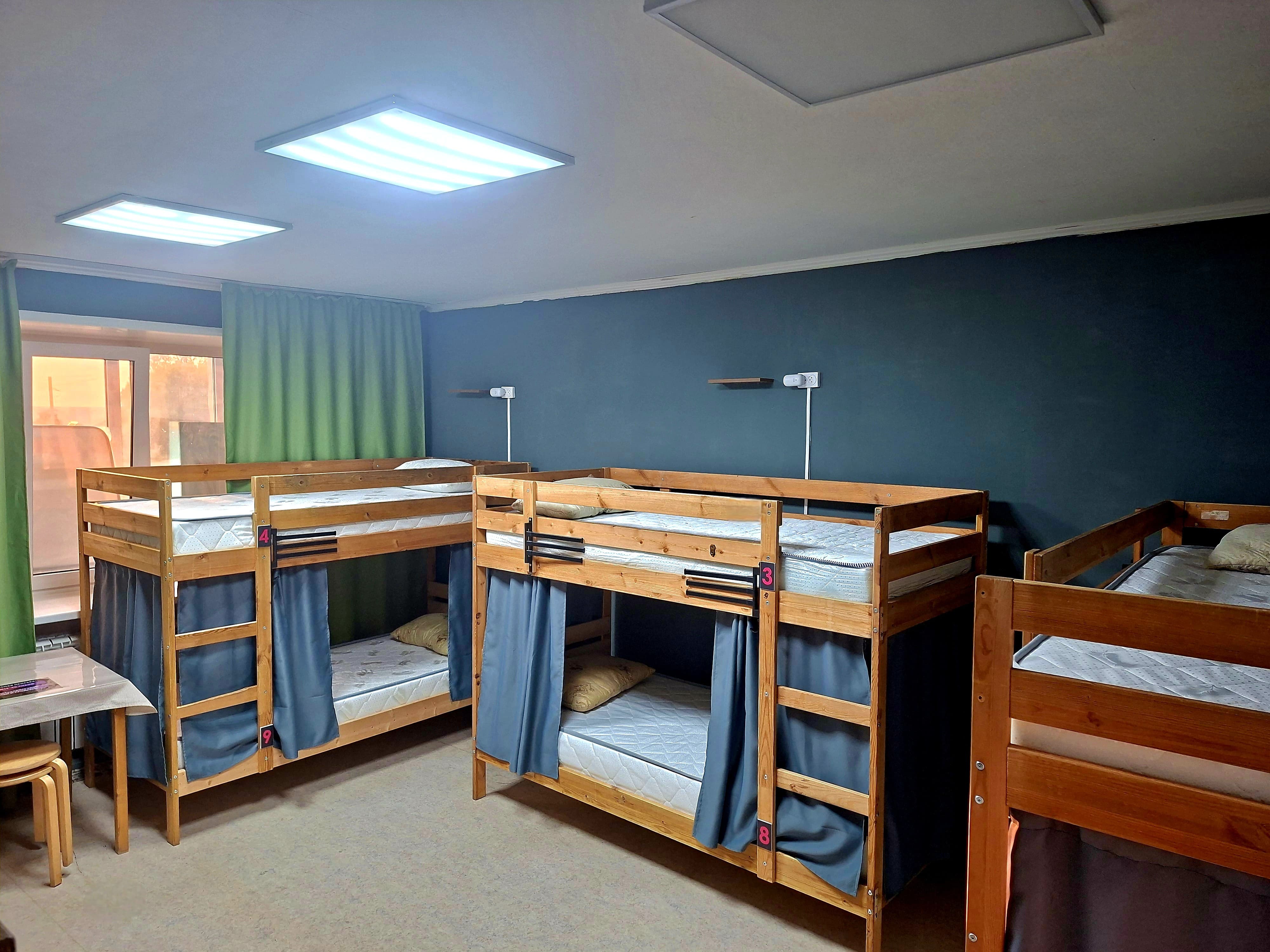 Кровать в общем номере для мужчин и женщин с 10 кроватями