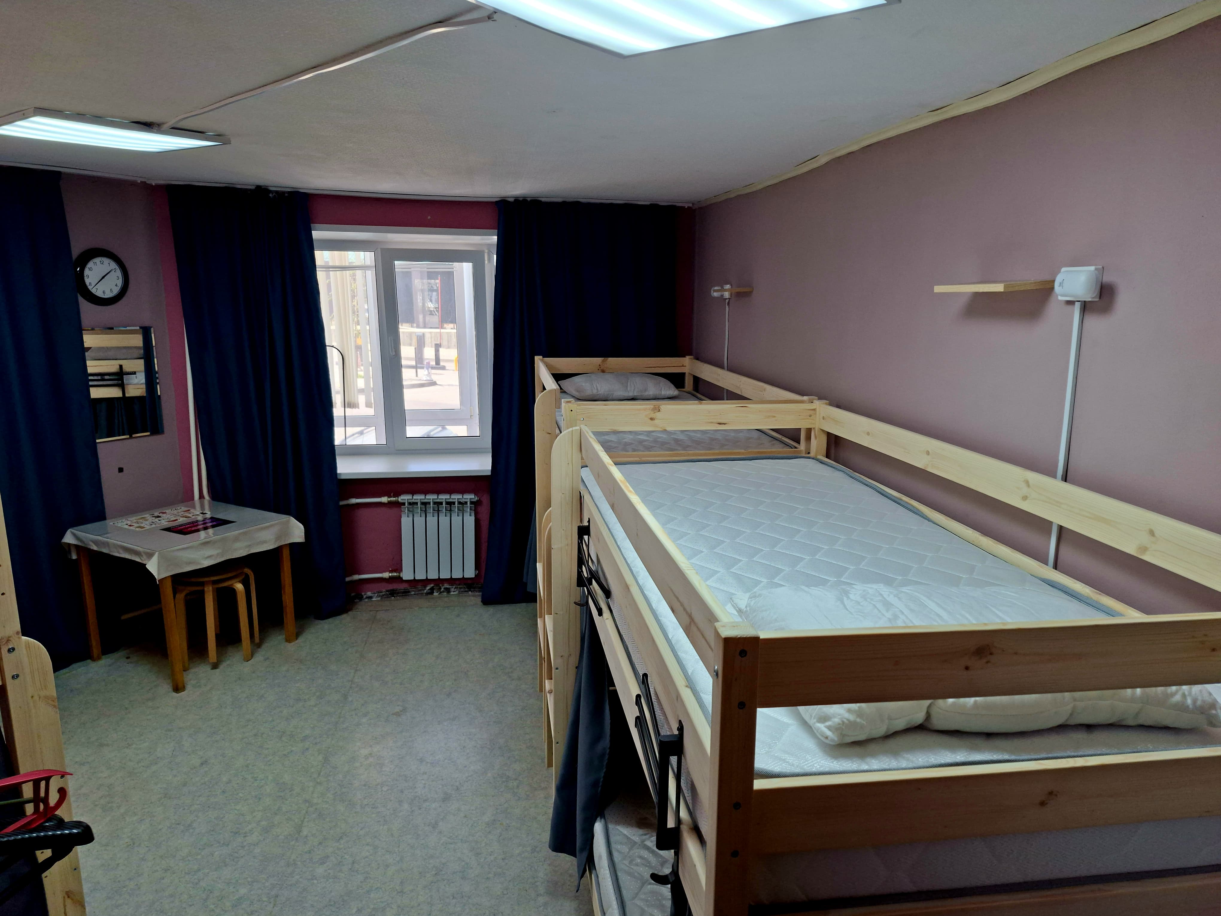 Кровать в общем 6-местном номере для мужчин и женщин