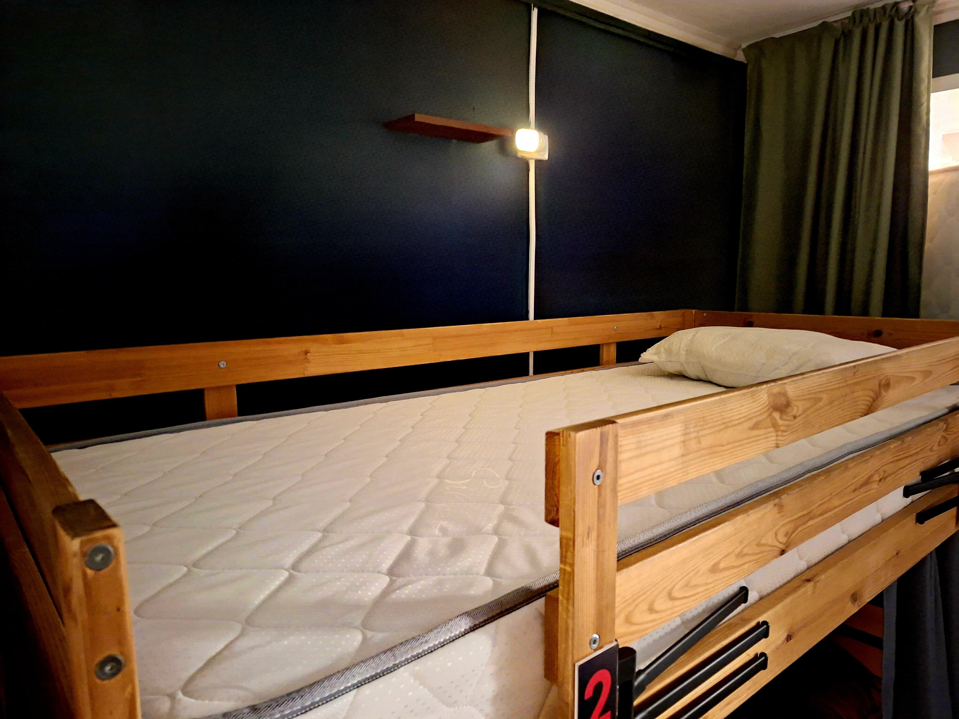 Кровать в общем номере для мужчин и женщин с 10 кроватями