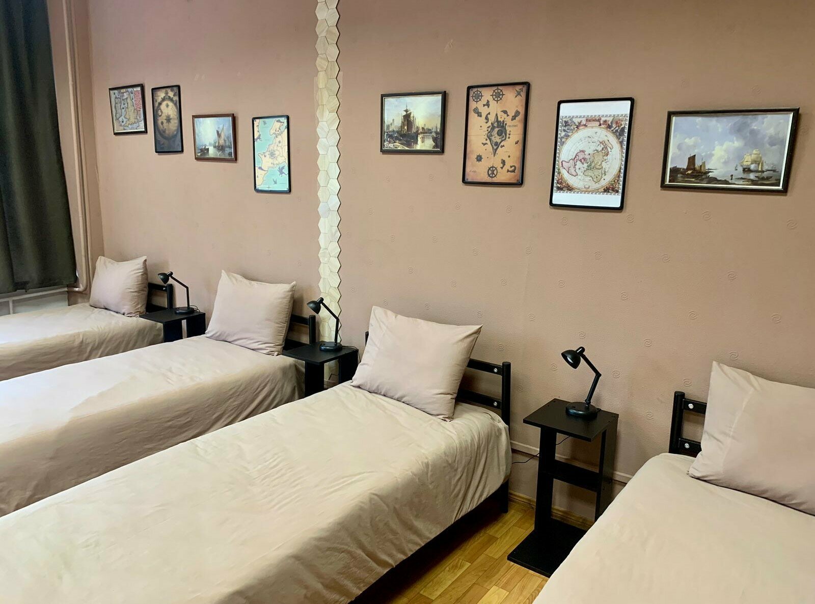 Четырехместный номер с ванной комнатой