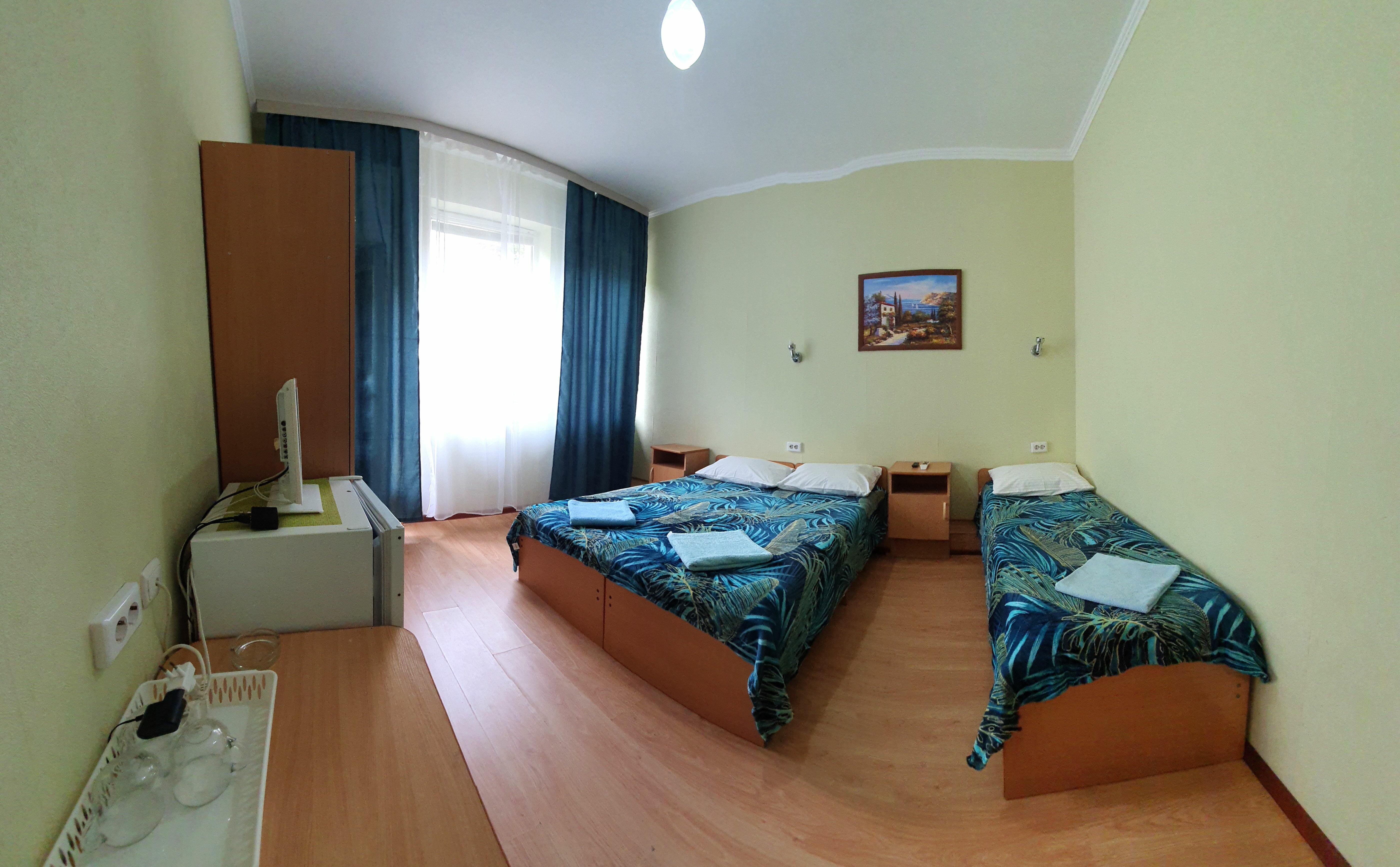 Трехместный номер «Комфорт» с душем