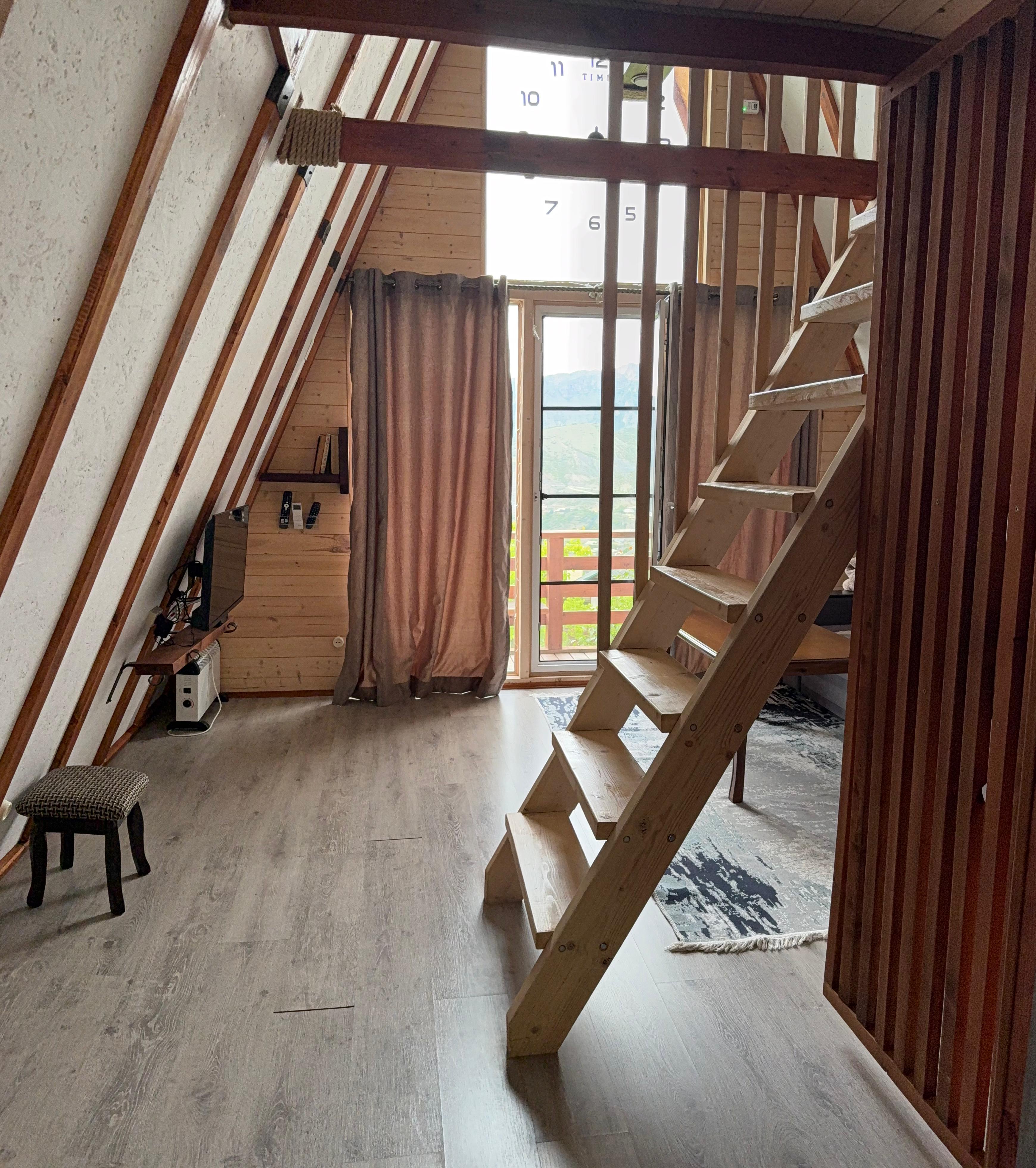 A-frame с видом на горы и речку