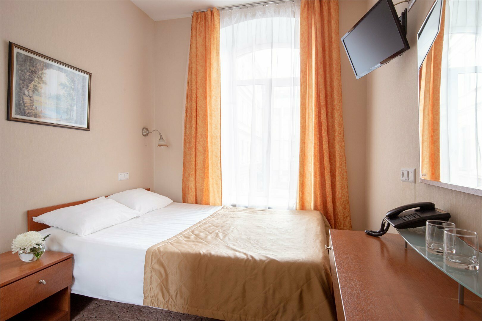 Комната эконом с широкой кроватью