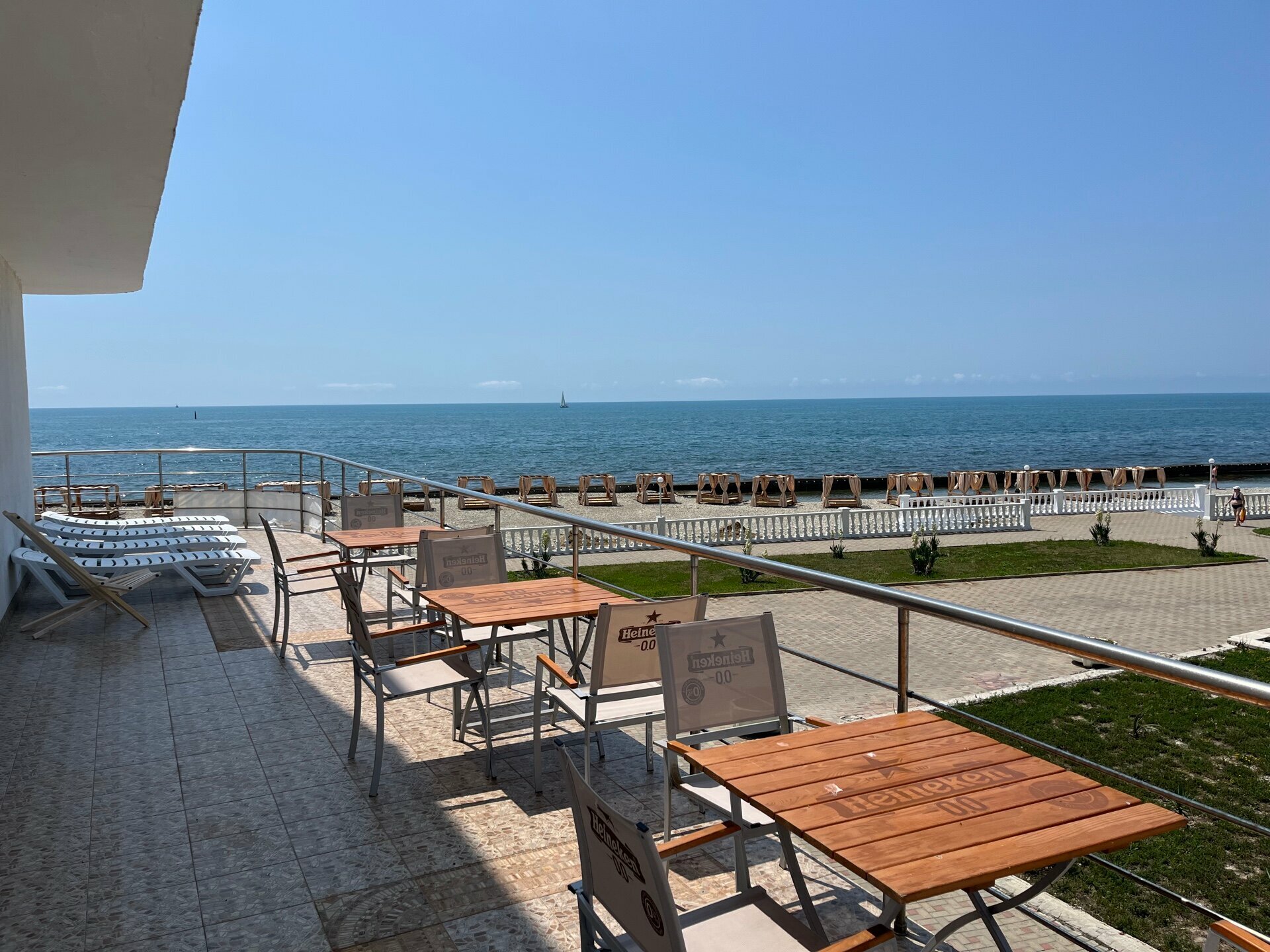 Стандарт с общим балконом ( вид из номера во двор)