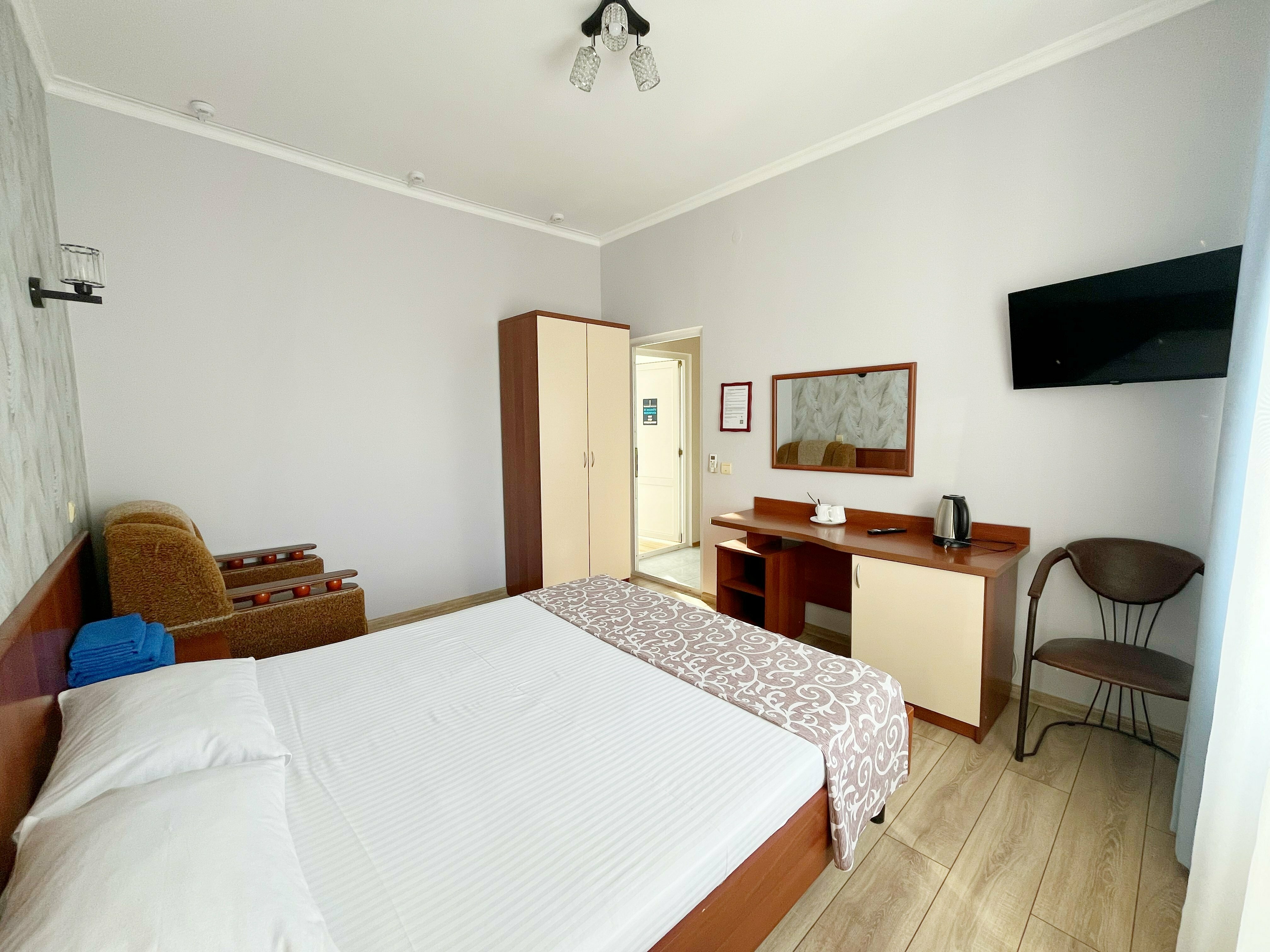 Стандарт с общим балконом ( вид из номера во двор)