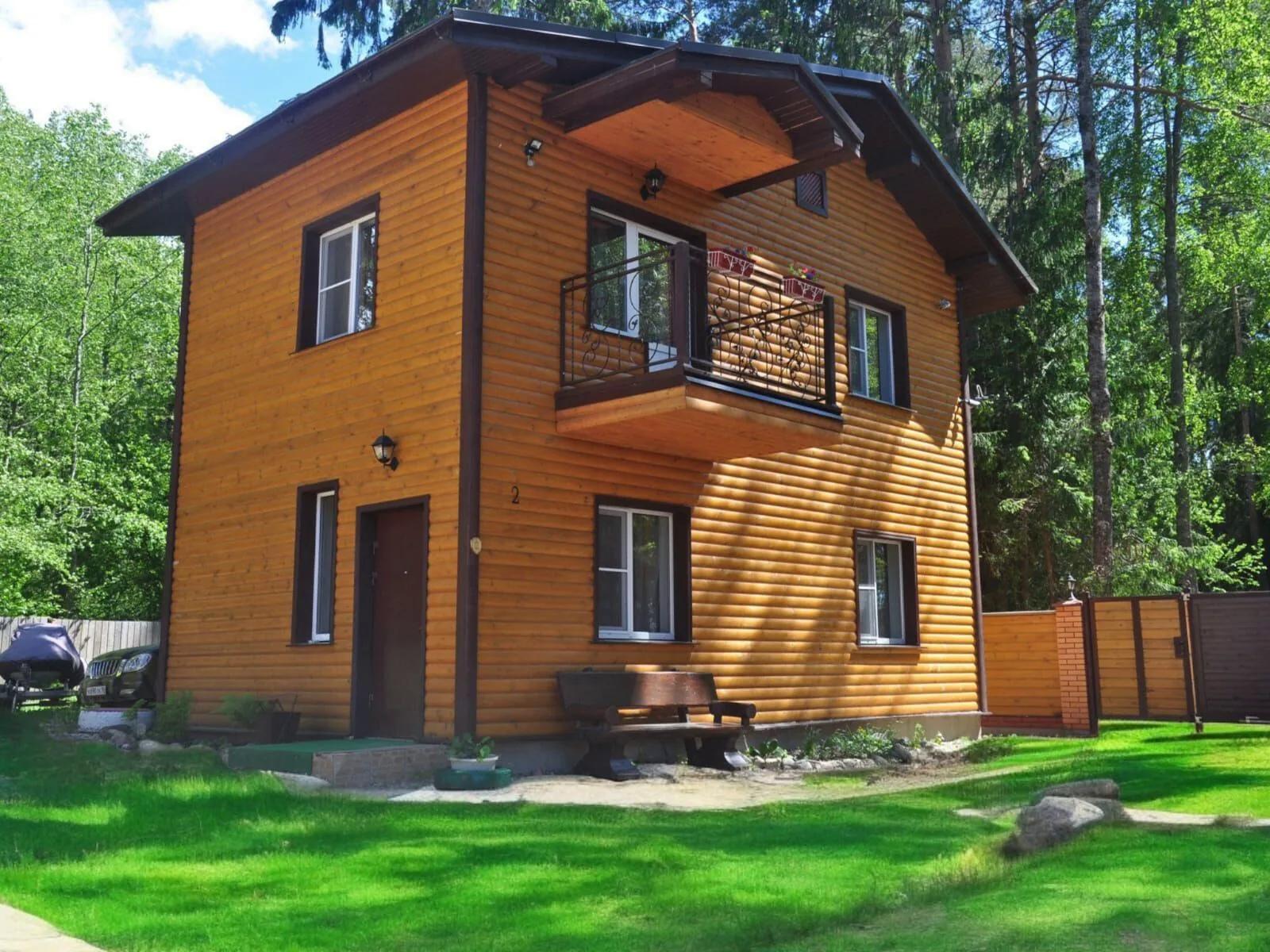 Дом с балконом