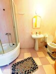 Трёхместный стандартный номер с двухспальной и односпальной кроватями в Факел