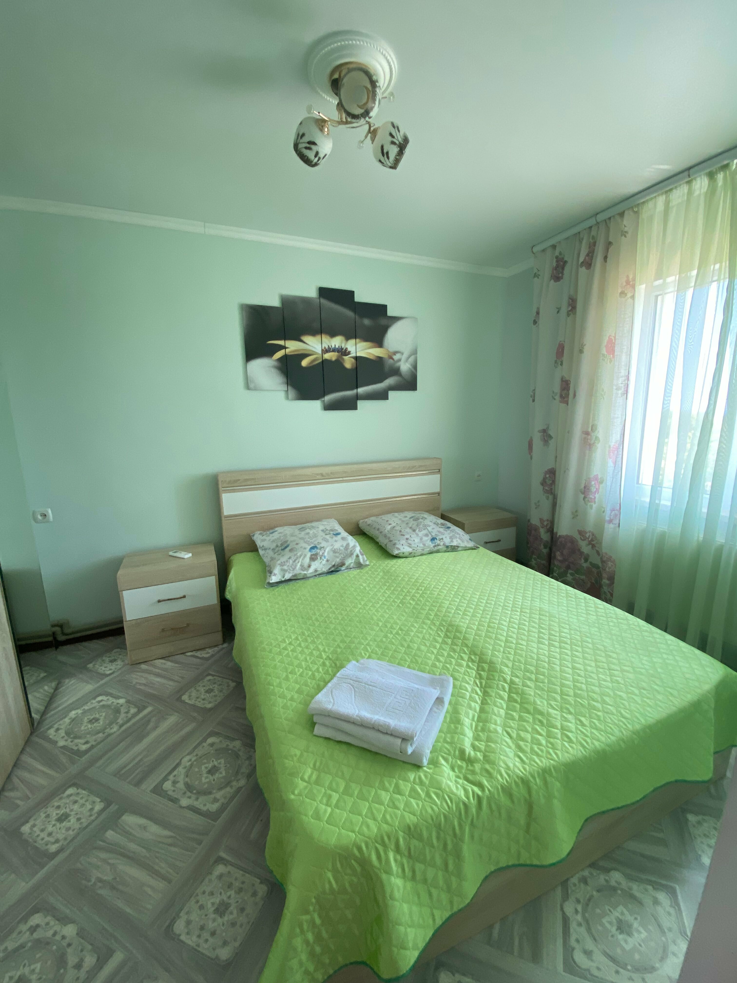 Семейный номер с боковым видом на море