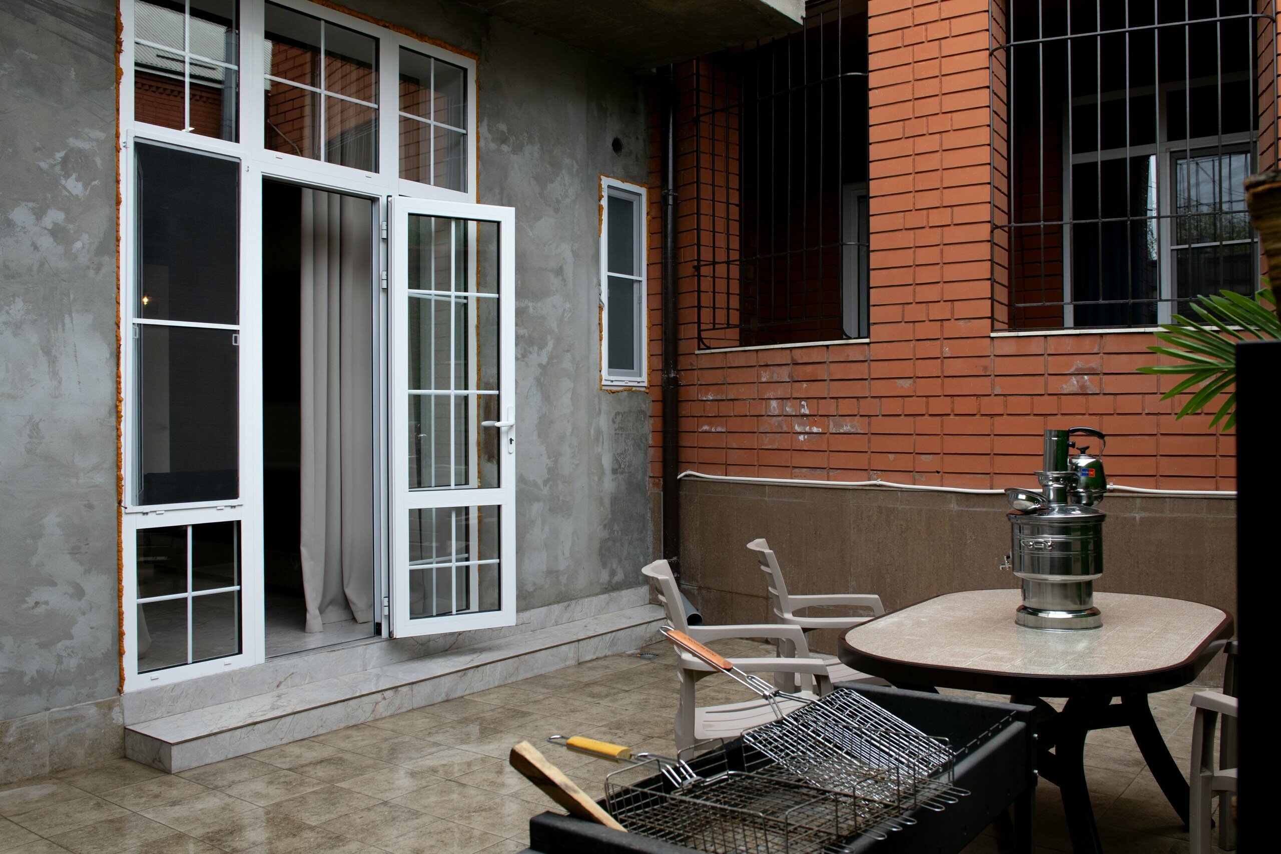 Двухкомнатная комната с собственным двориком