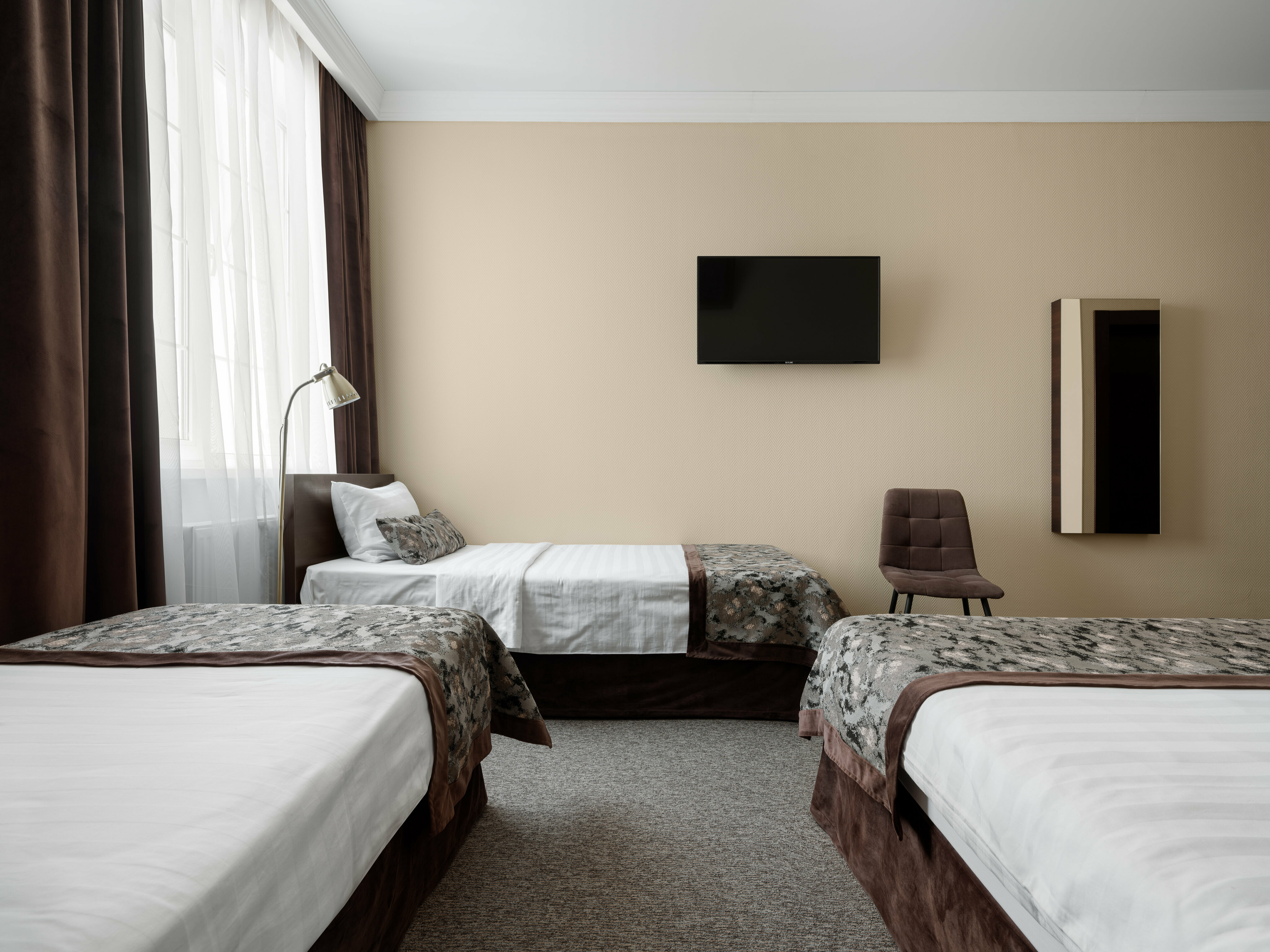 Стандарт четырехместный с одной двуспальной кроватью и двумя односпальными кроватями