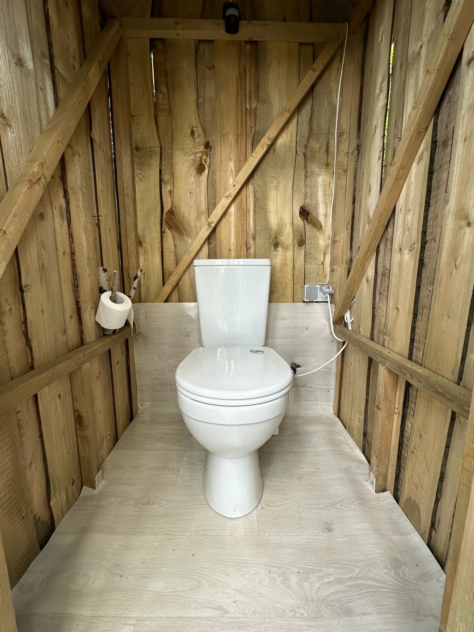 Палатка на берегу озера