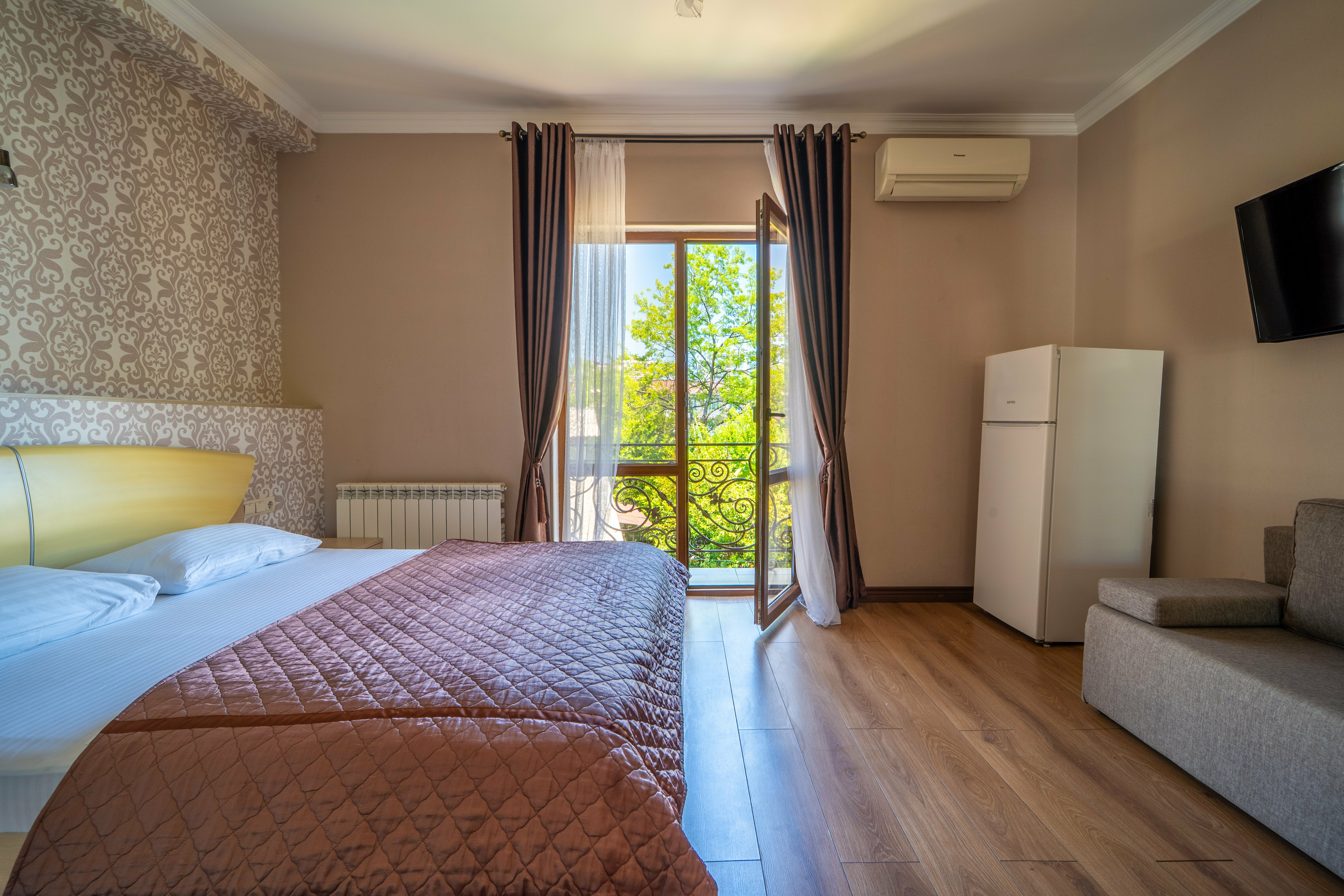 Улучшенный номер с кроватью размера «queen-size»