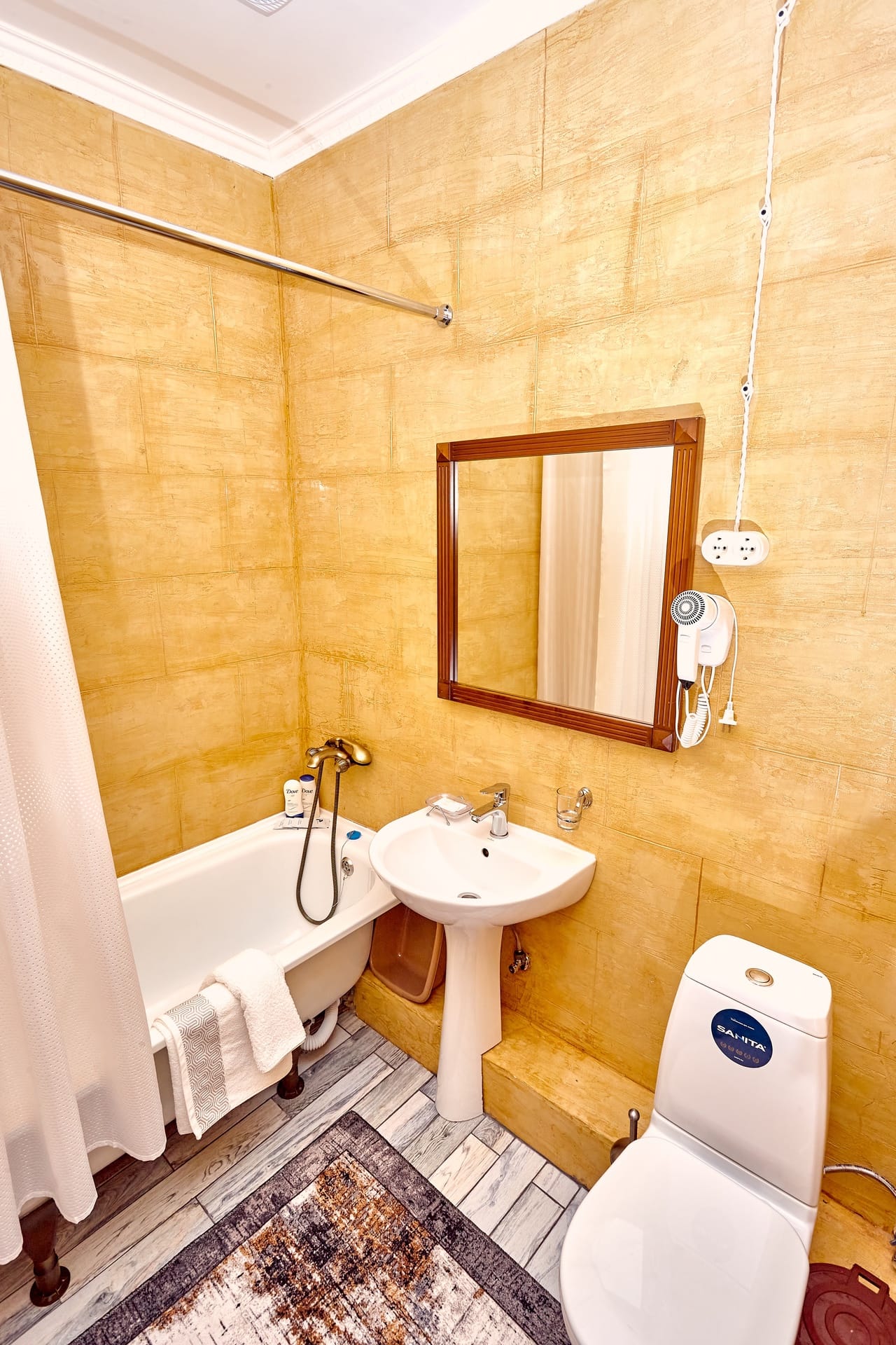 Четырехместный номер с ванной комнатой