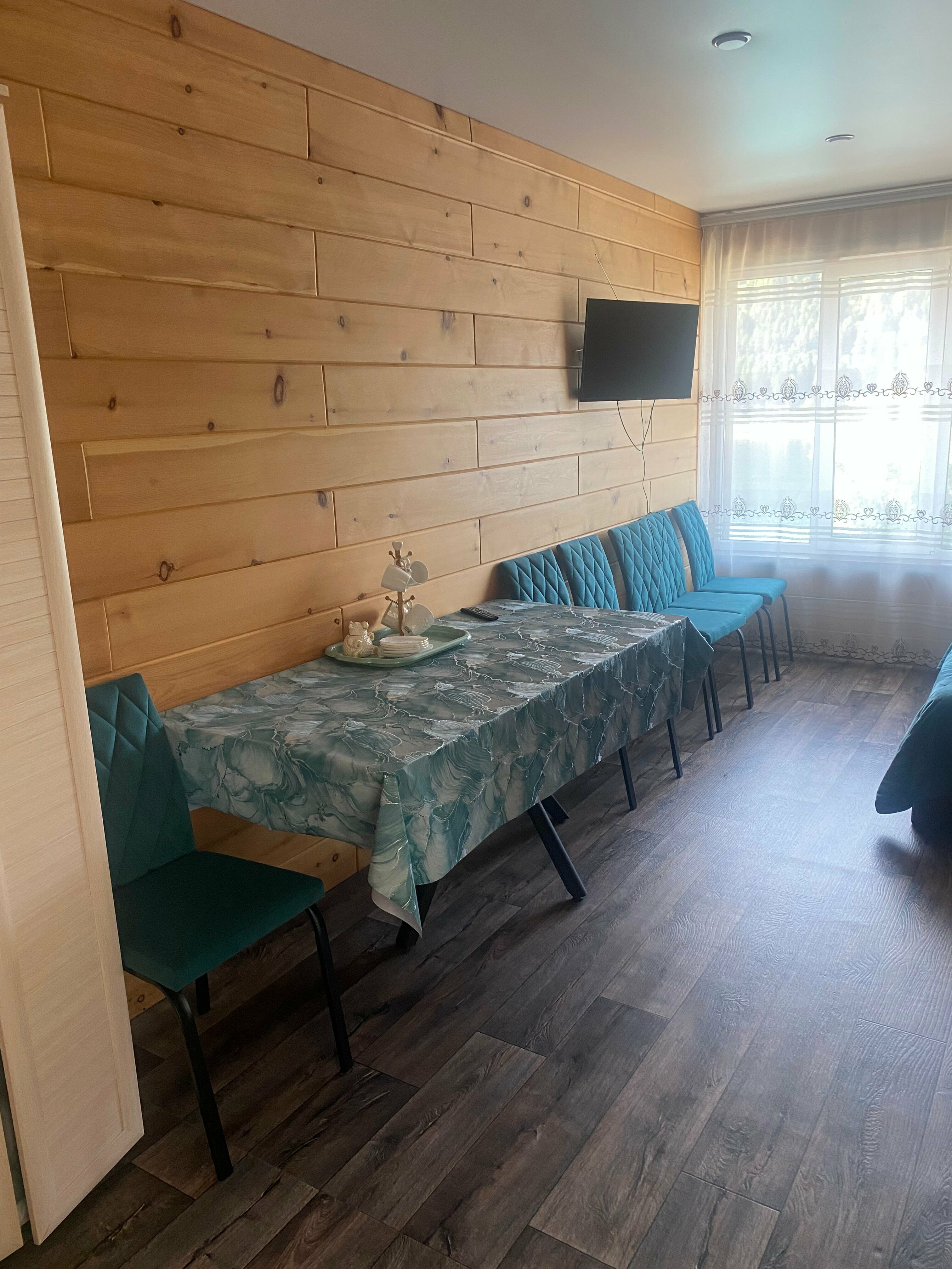 Семейный номер с видом на озеро