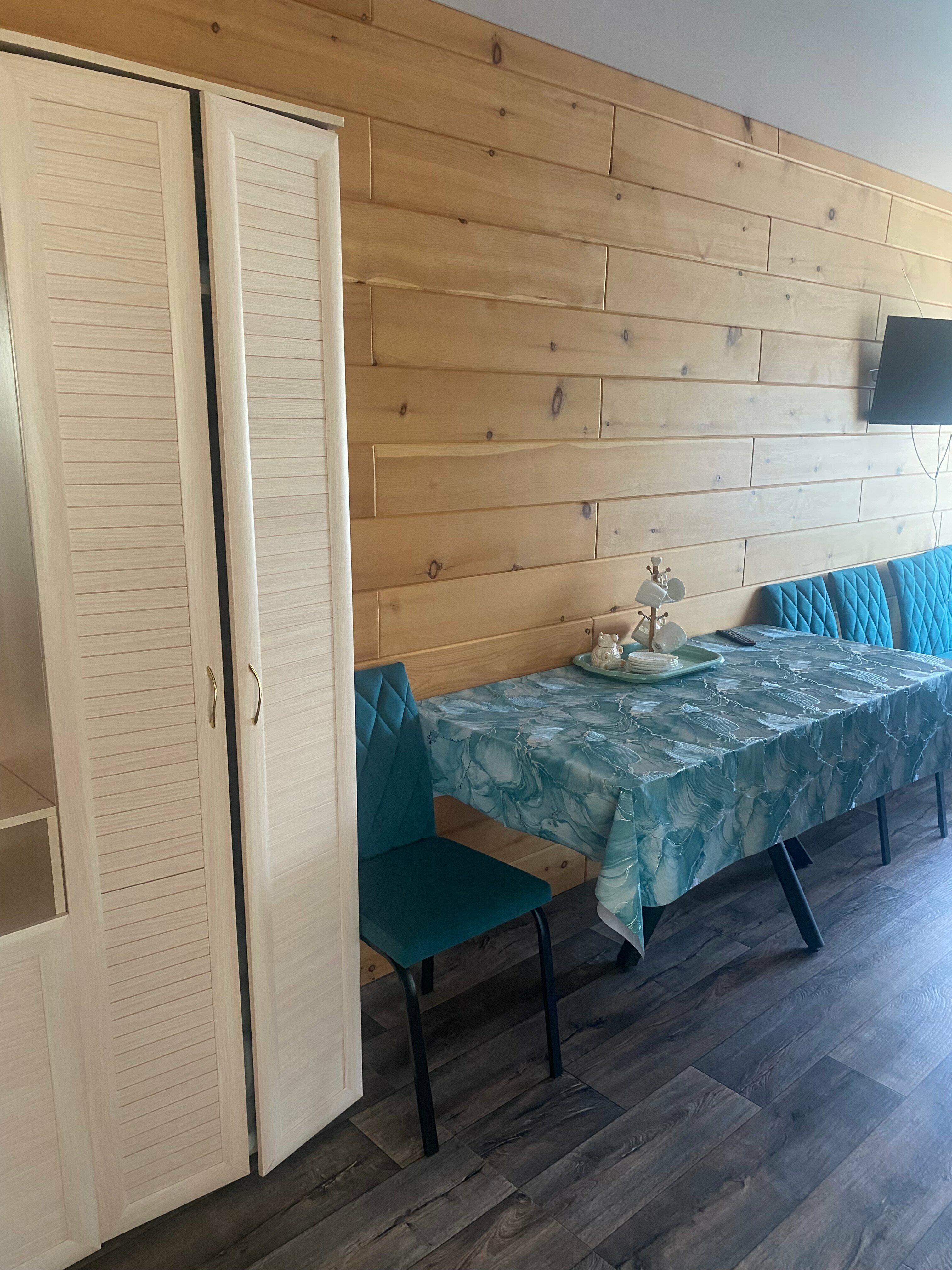 Семейный номер с видом на озеро