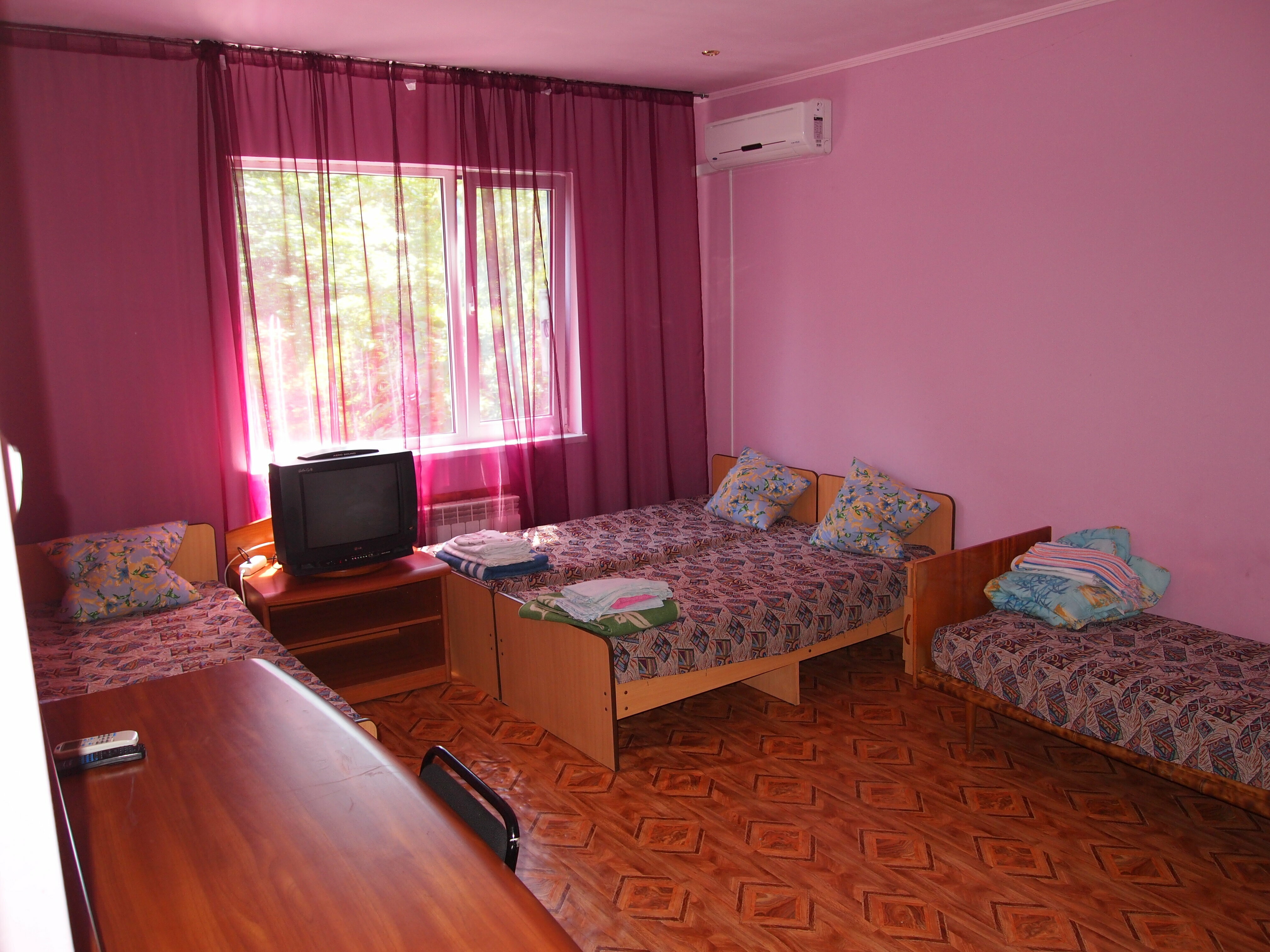 Семейный номер с общей ванной комнатой