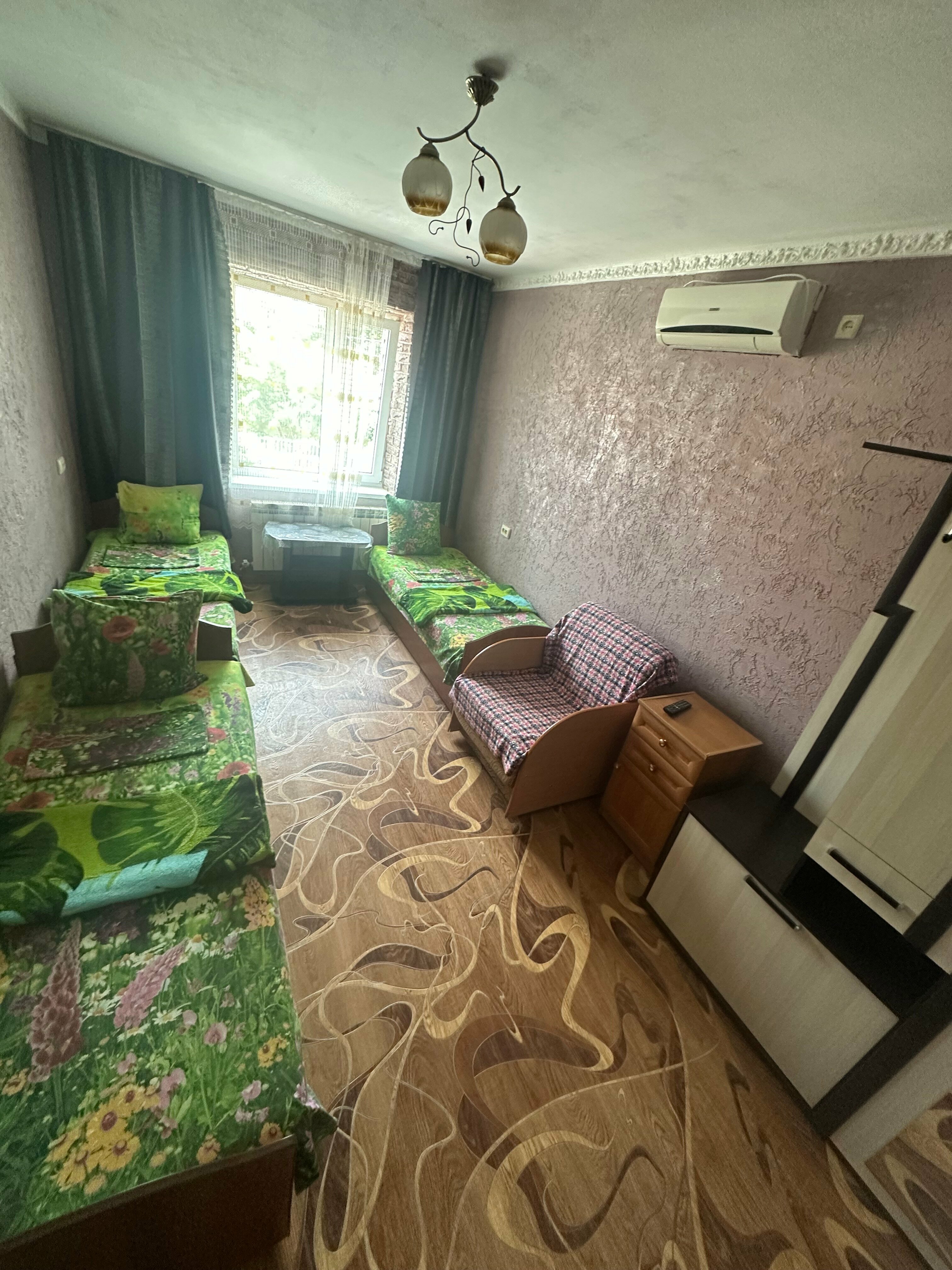 Четырехместный номер с общей ванной комнатой