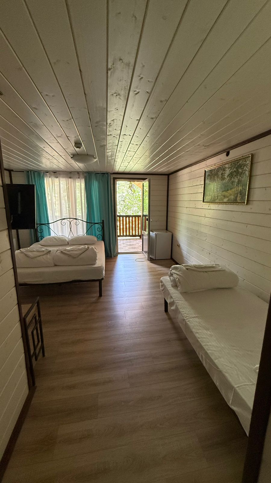 Трехместный номер с видом на горы, лес и реку