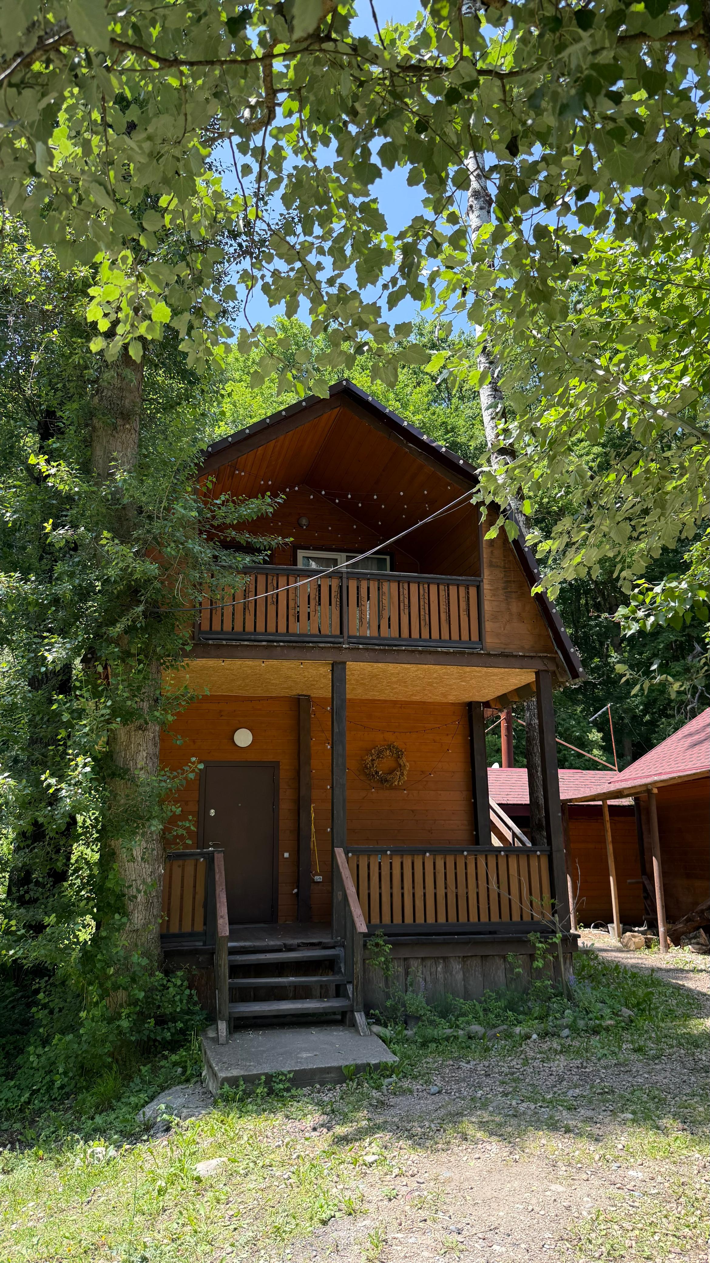 Дом с видом на горы и лес