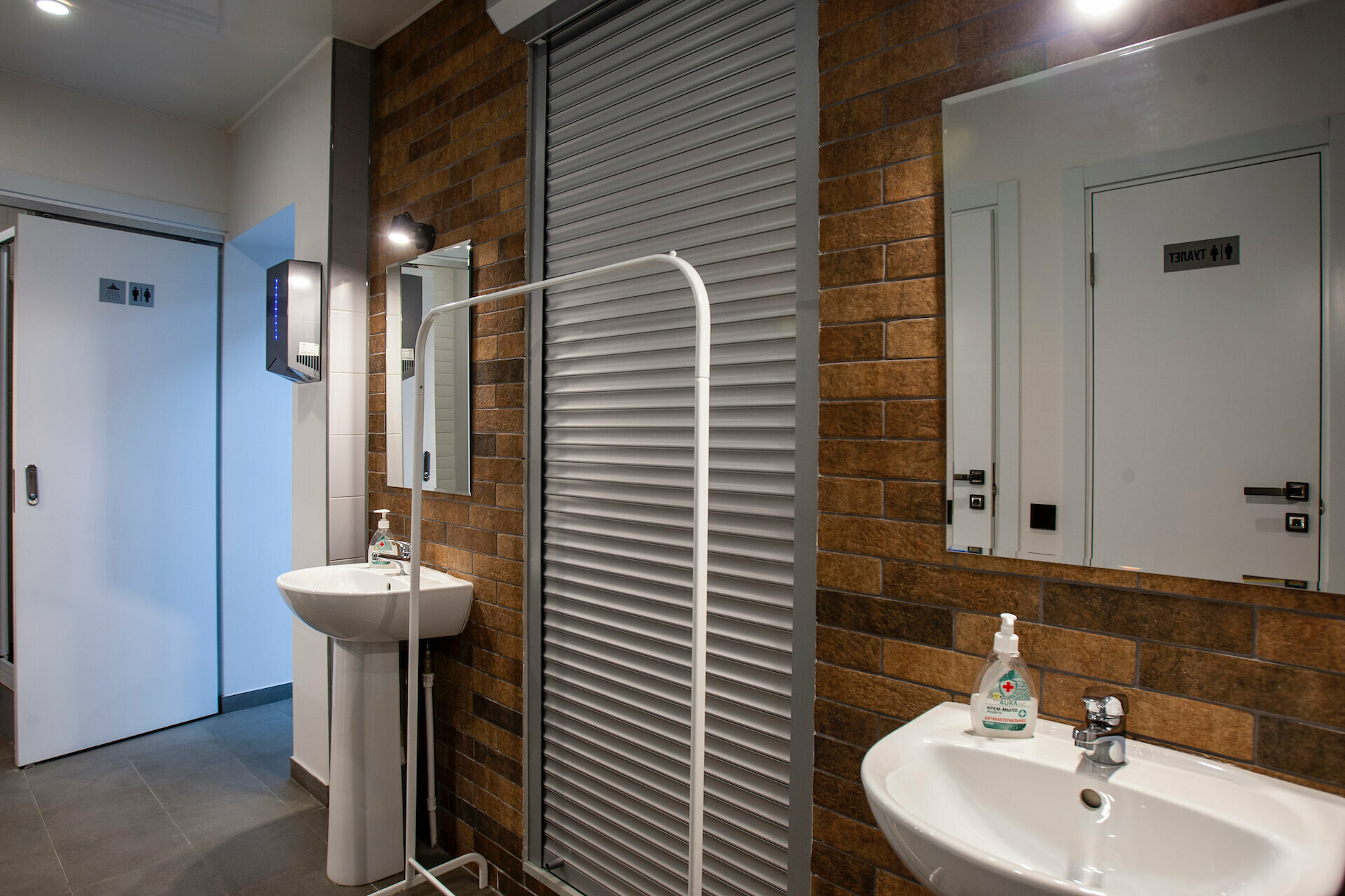 Двухместный номер с 2 отдельными кроватями и общей ванной комнатой