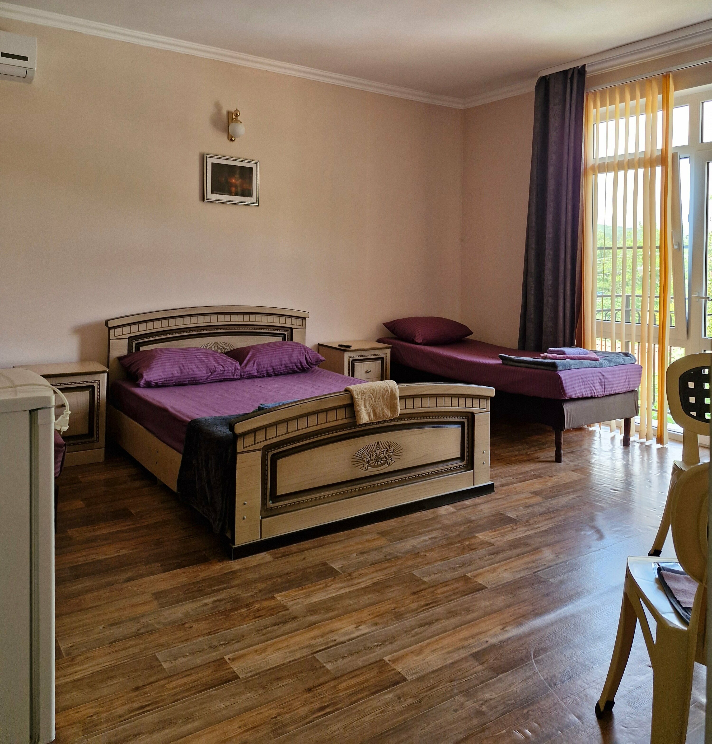 Семейный номер стандарт с личной внешней ванной комнатой с с/у, с видом на горы