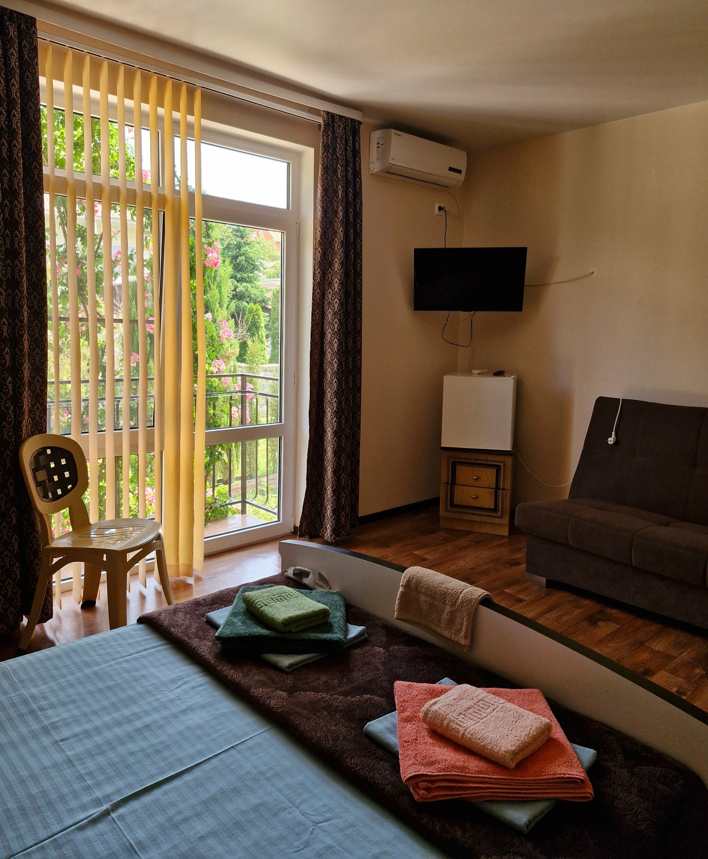 Семейный номер стандарт с личной внешней ванной комнатой с с/у, с видом на горы