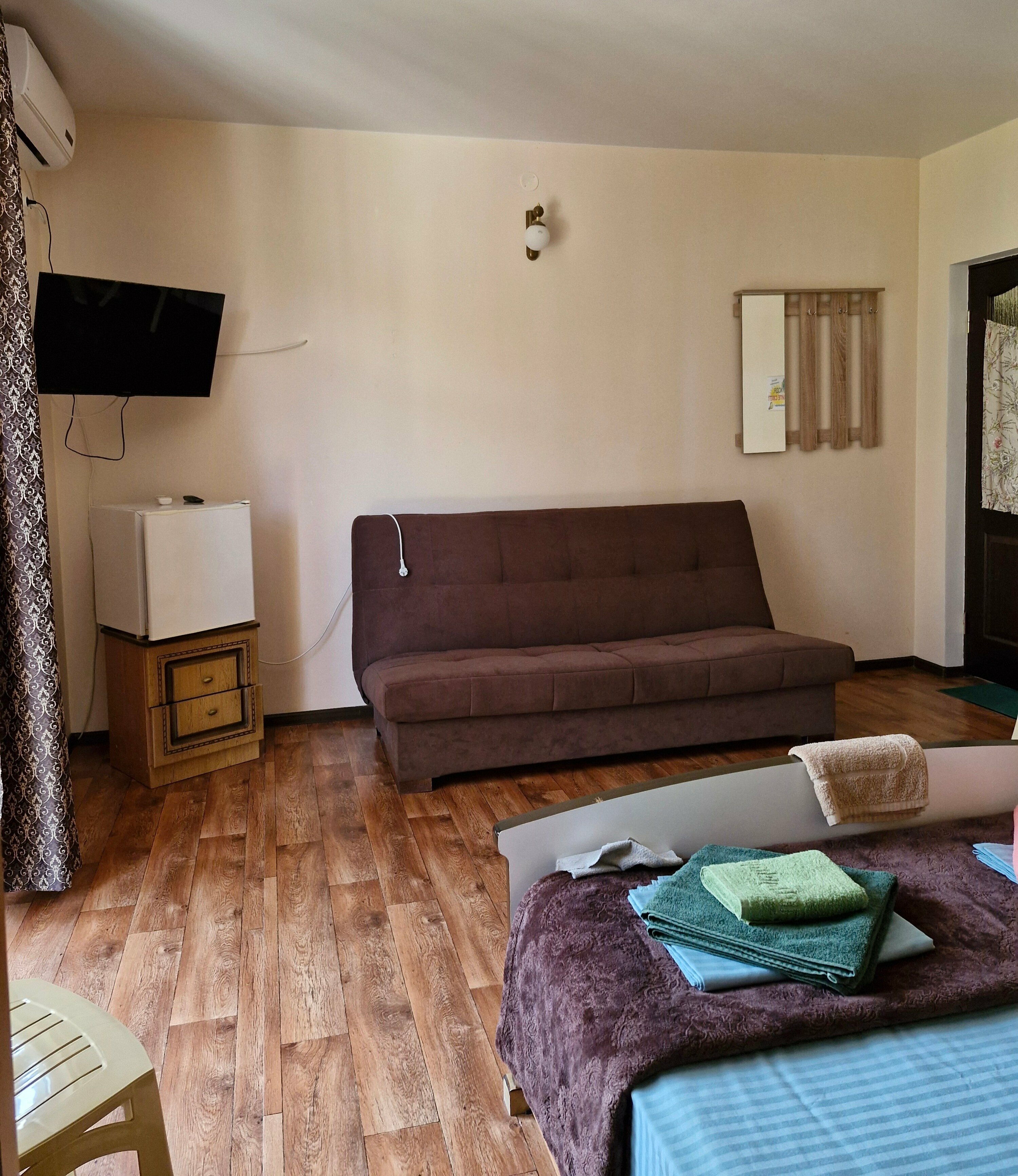 Семейный номер стандарт с личной внешней ванной комнатой с с/у, с видом на горы