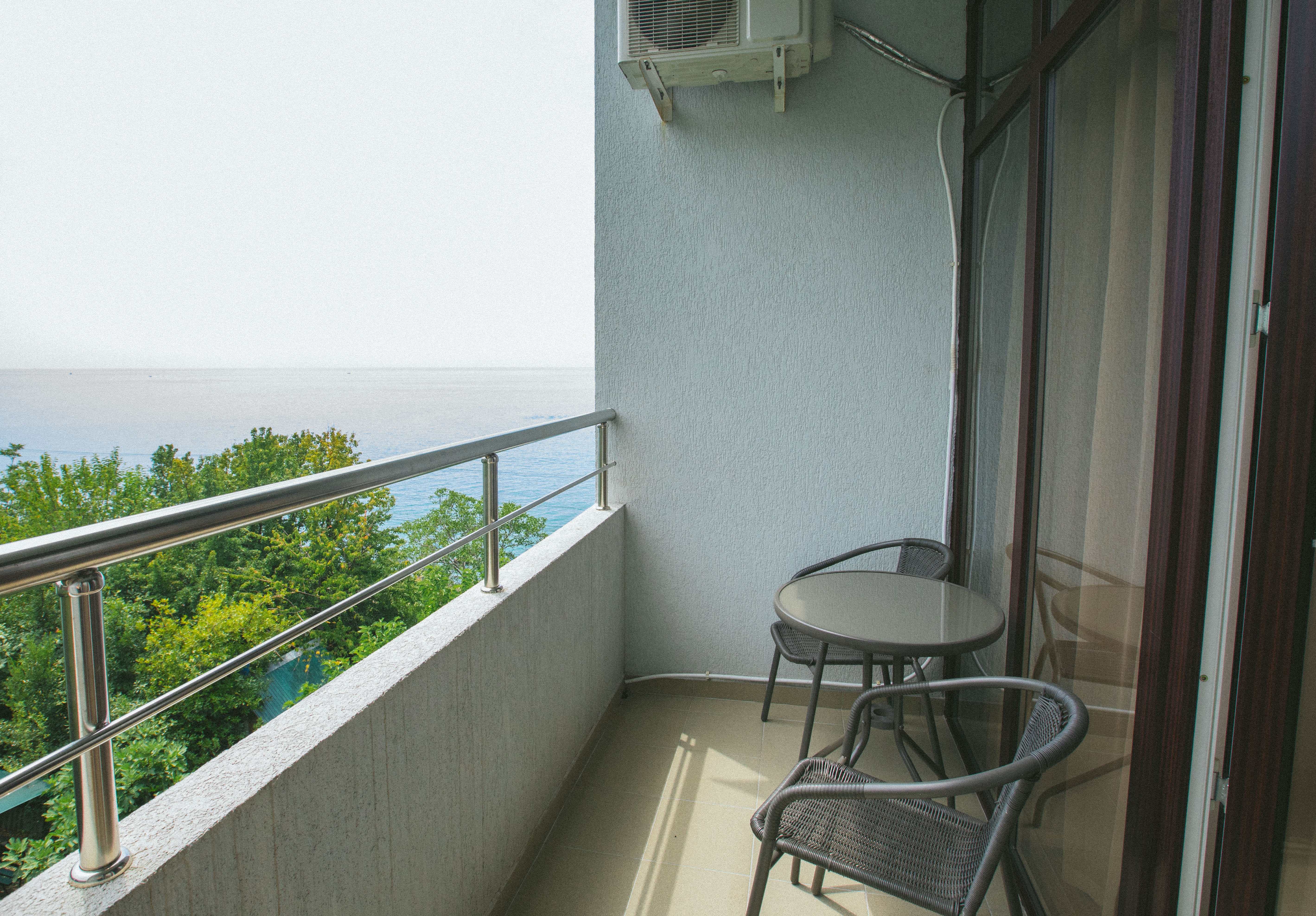 Двухместный номер с балконом и боковым видом на море