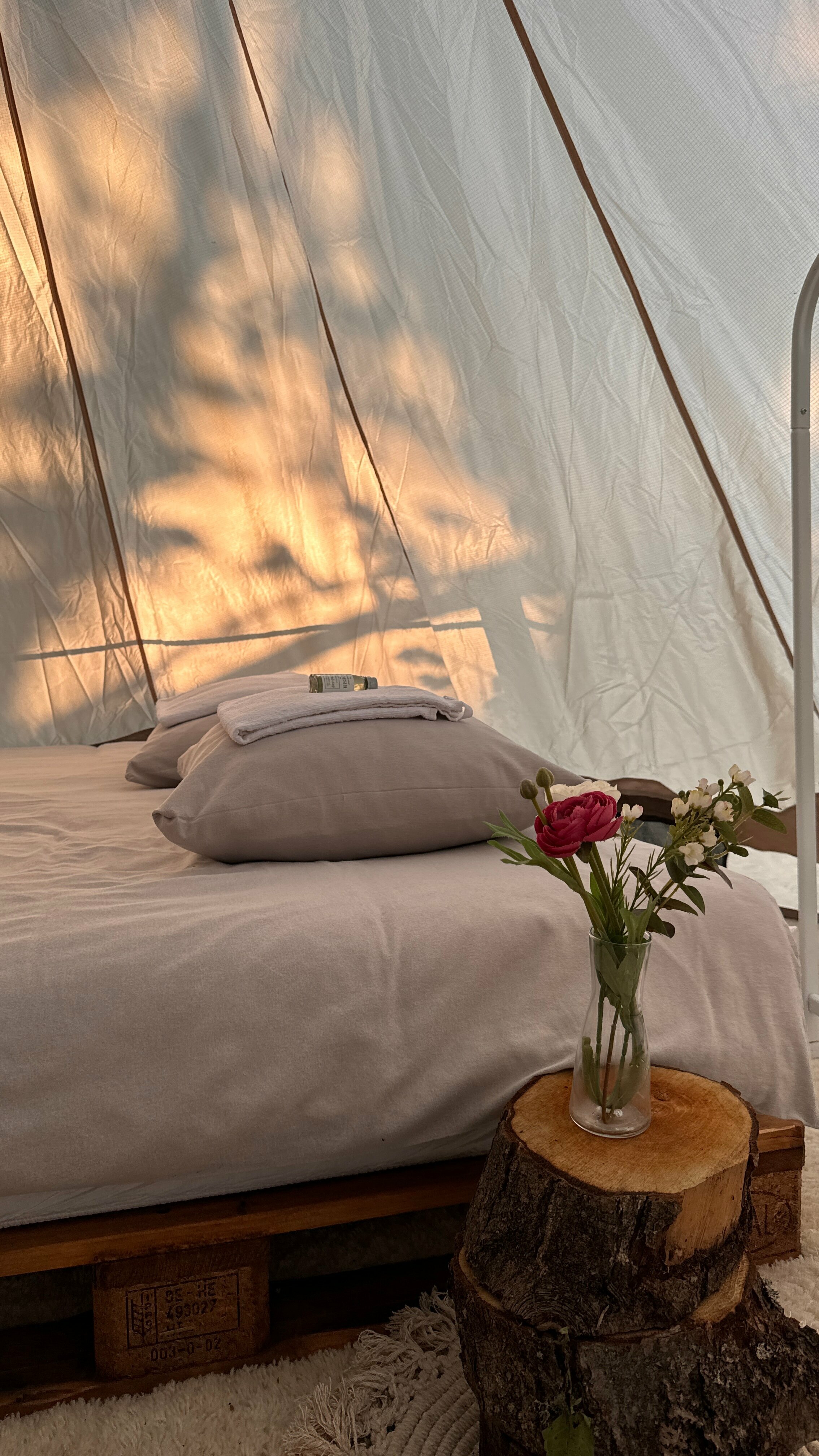 Уединённый шатер на холме с видом на озеро