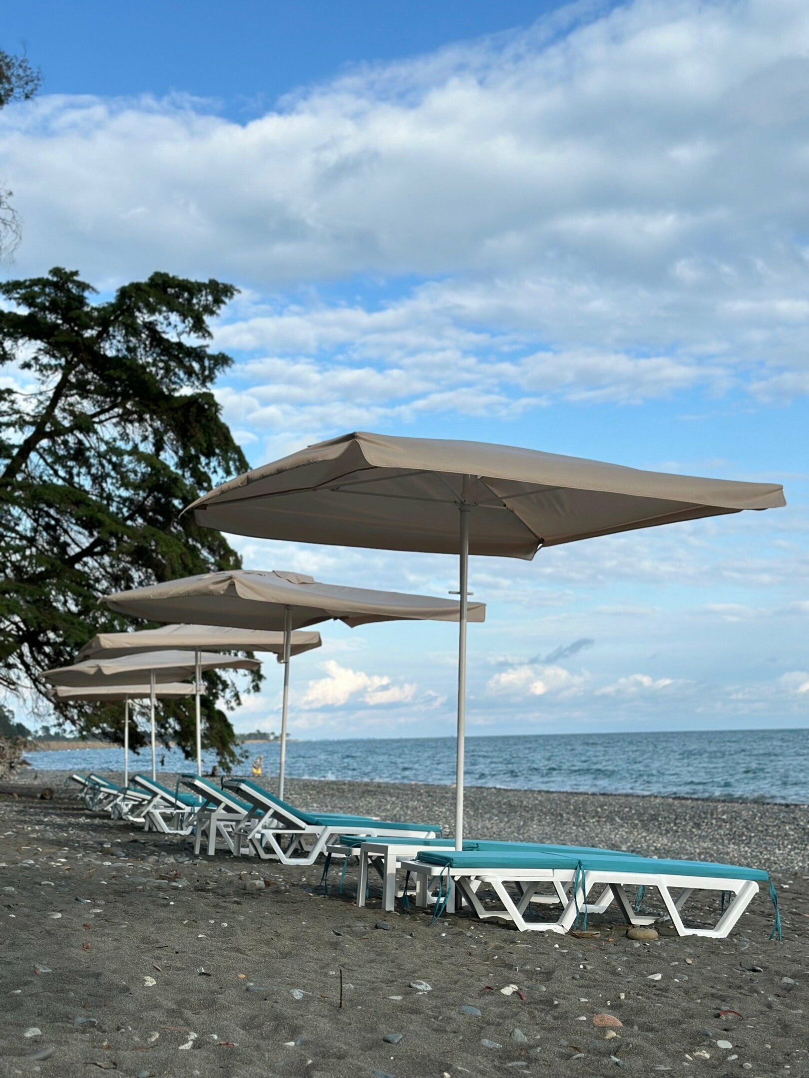 Двухместный номер с двуспальной кроватью и дополнительной кроватью