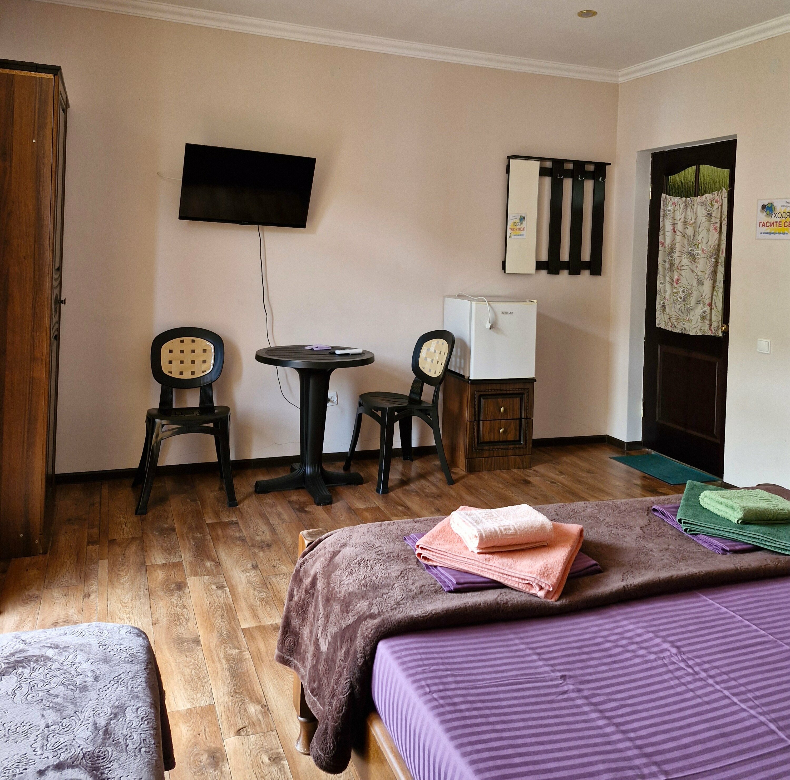 Семейный номер стандарт с личной внешней ванной комнатой с с/у, с видом на горы