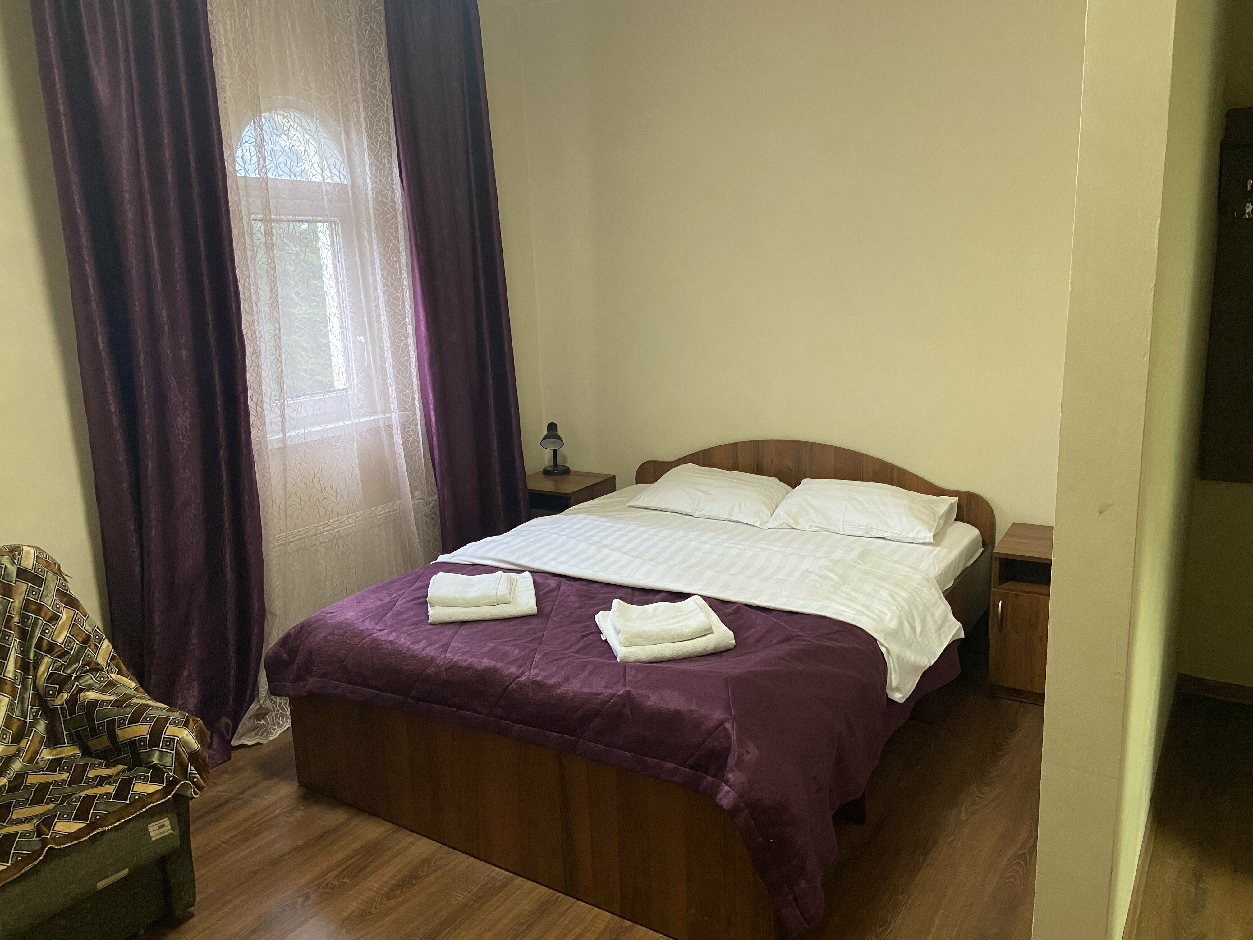 Двухместный улучшенный номер с двуспальной кроватью с туалетом в номере