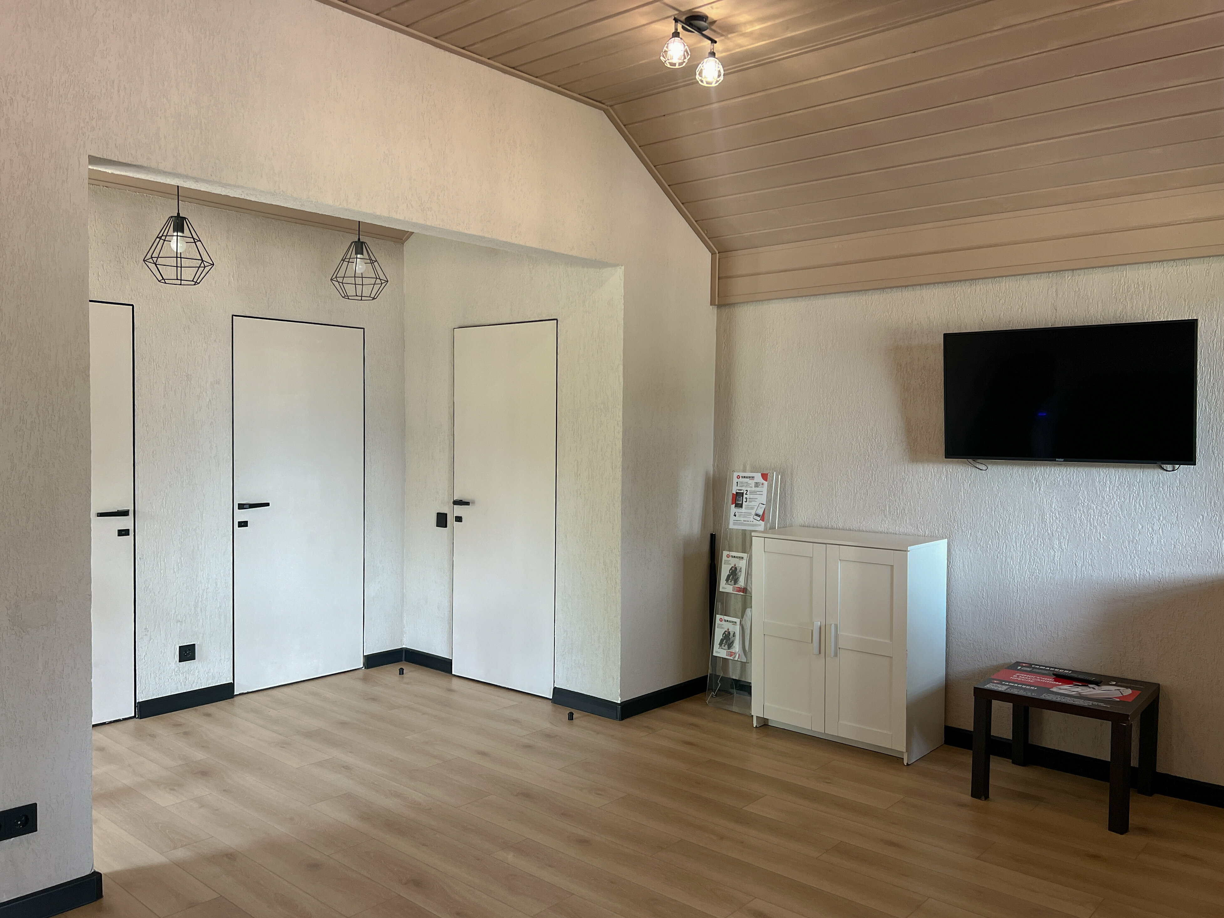 Коттедж с 3 спальнями, баней и купелью  (растопка бани и купели не включены в стоимость)