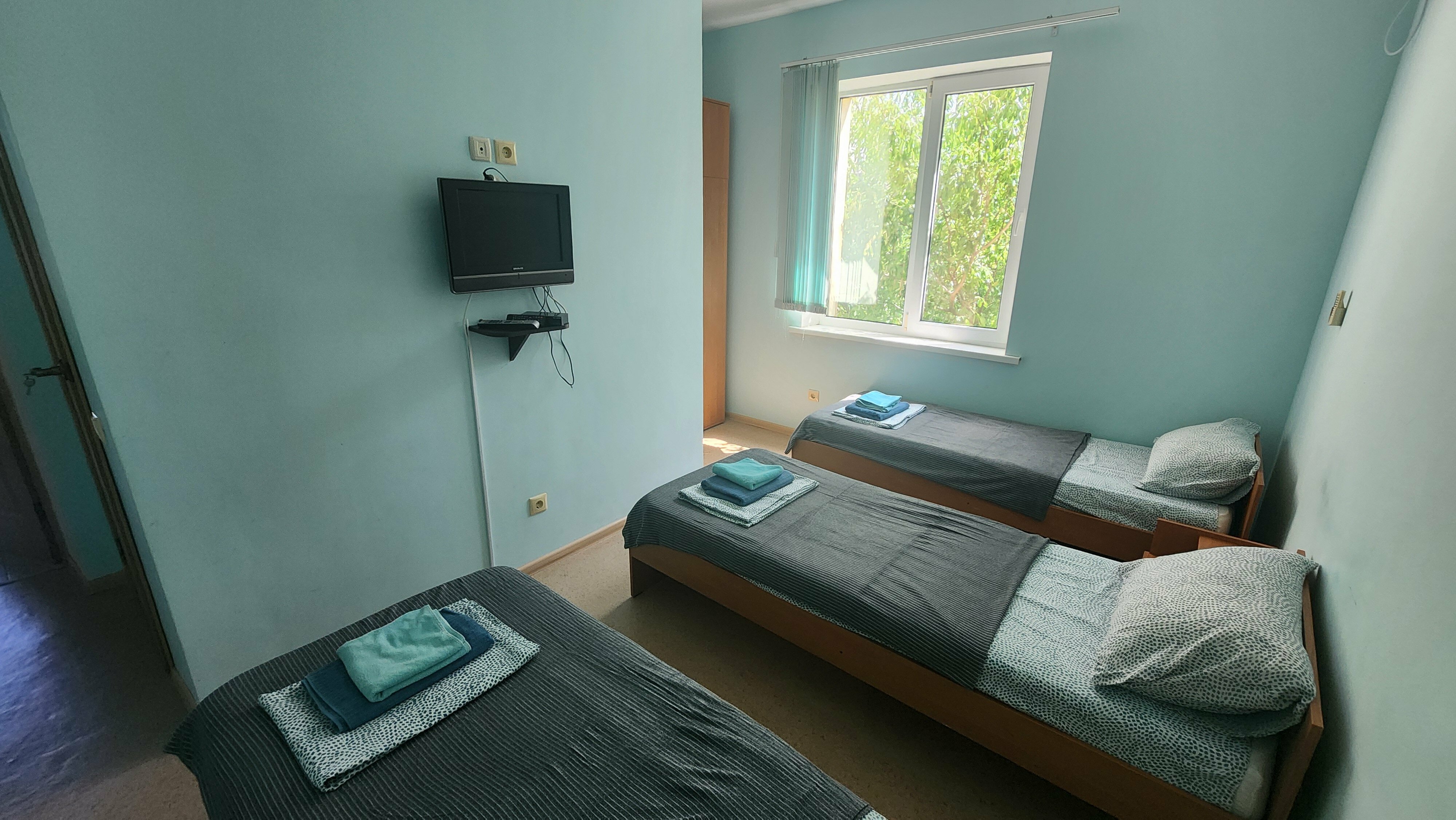 Трехместный номер «Комфорт» с душем