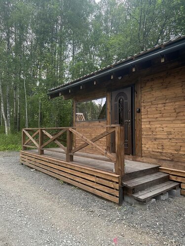 дом с чаном и панорамными окнами с видом на лес