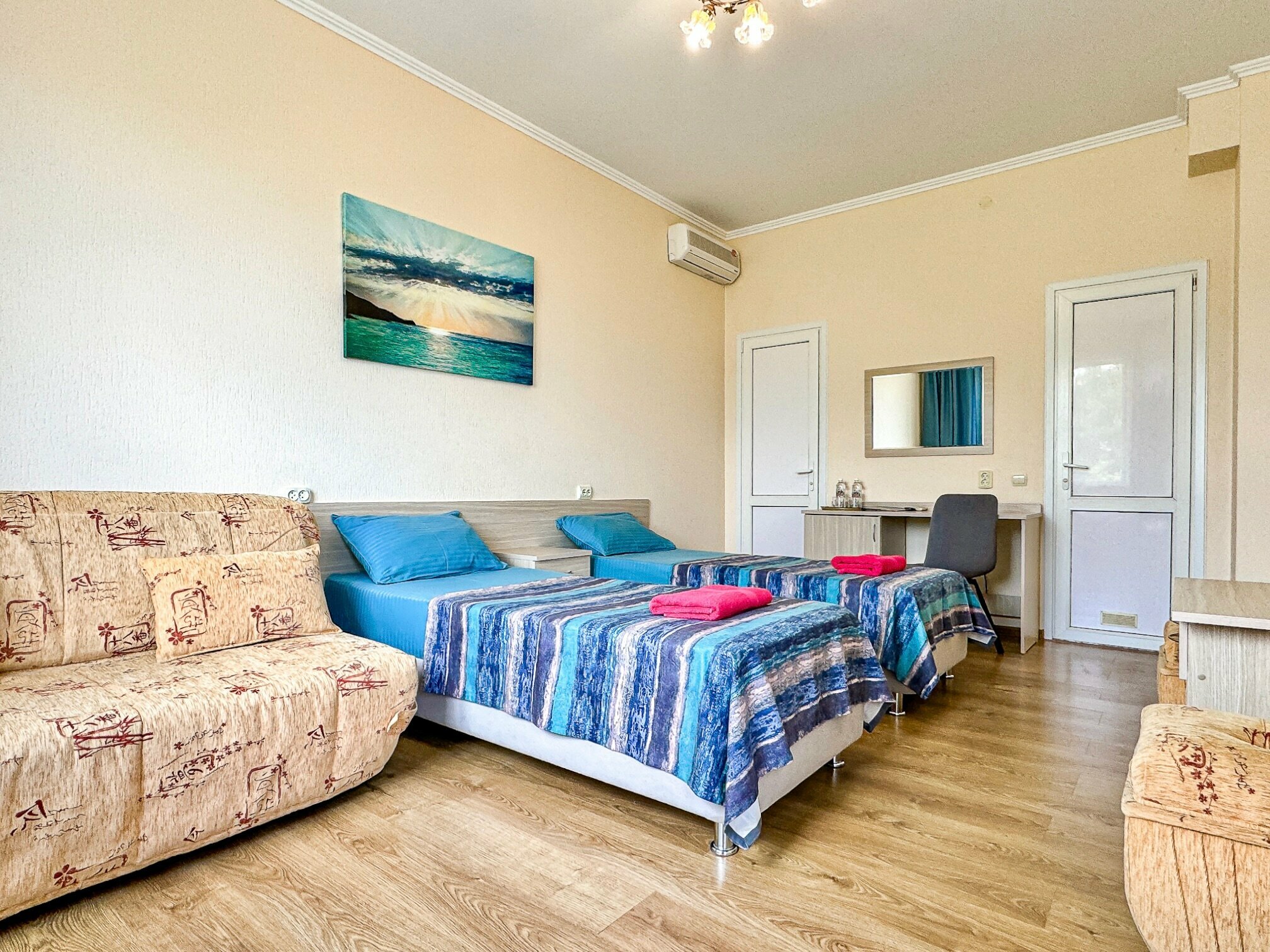 Двухместный номер с 1 кроватью или 2 отдельными кроватями и дополнительной кроватью