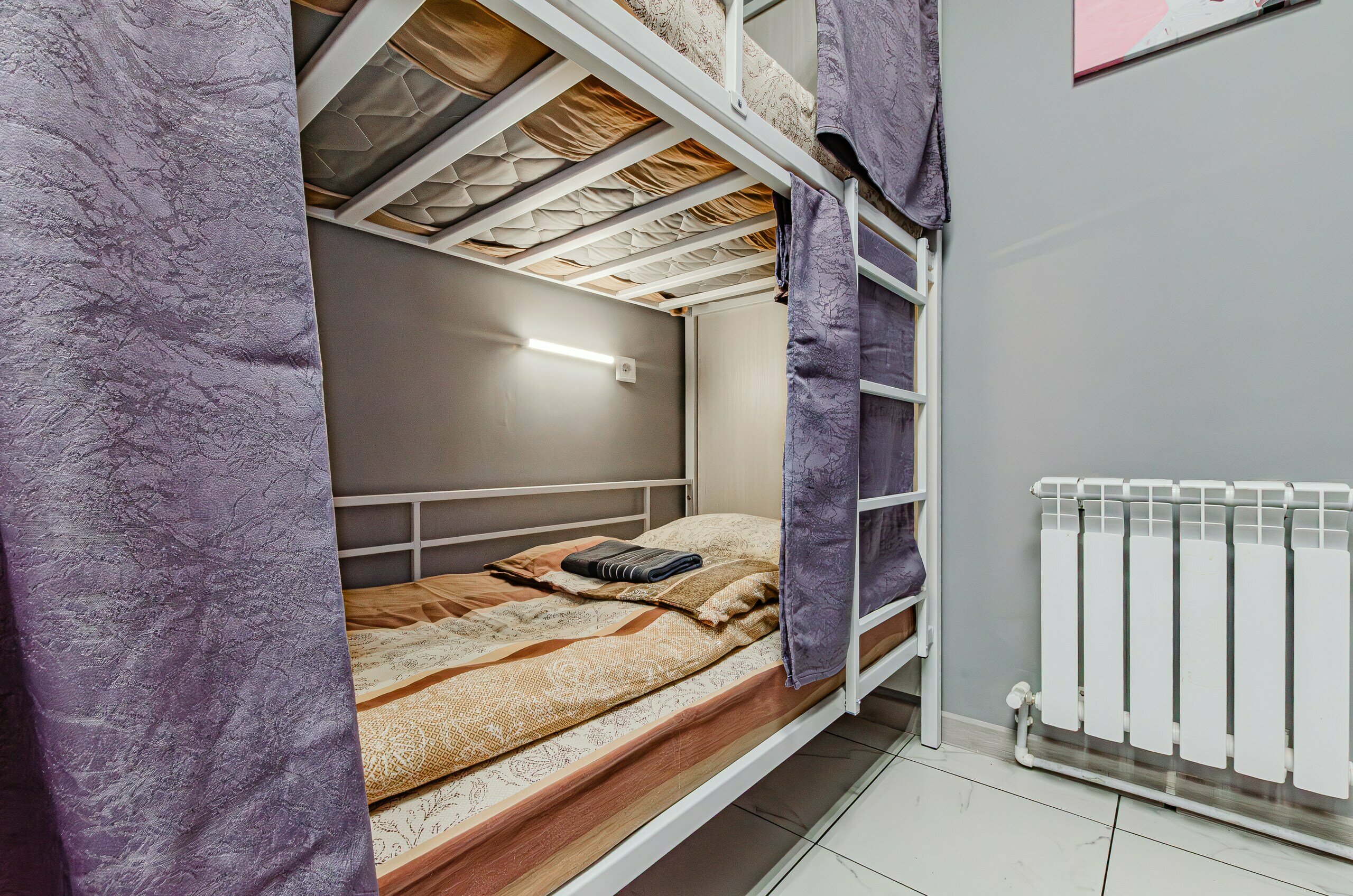 Кровать в общем 8-местном номере для мужчин и женщин