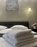 2-комнатный номер люкс семейный с 1 двуспальной кроватью и диваном #306 в Оникс