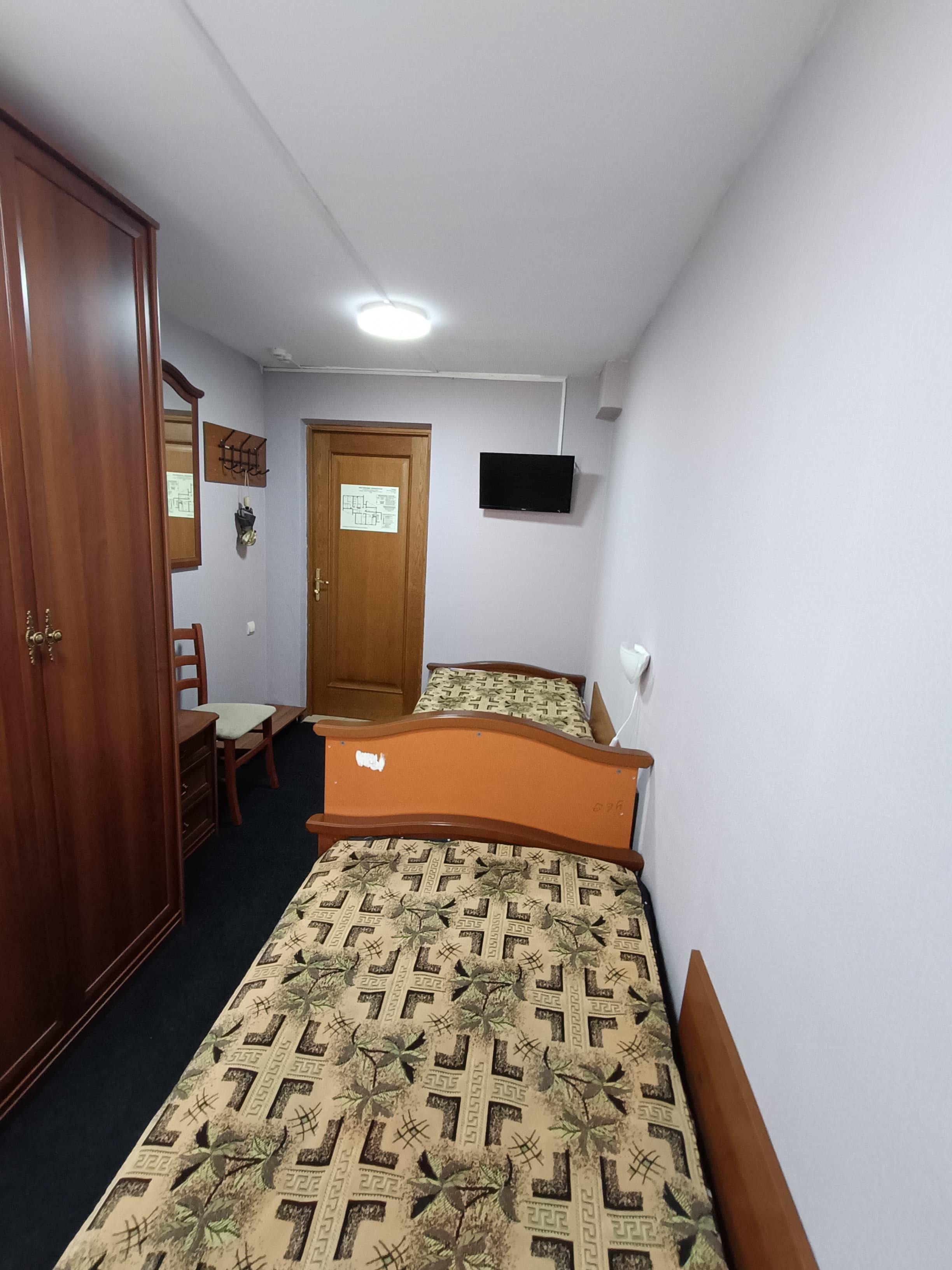 Двухместный номер с 2 отдельными кроватями и общей ванной комнатой