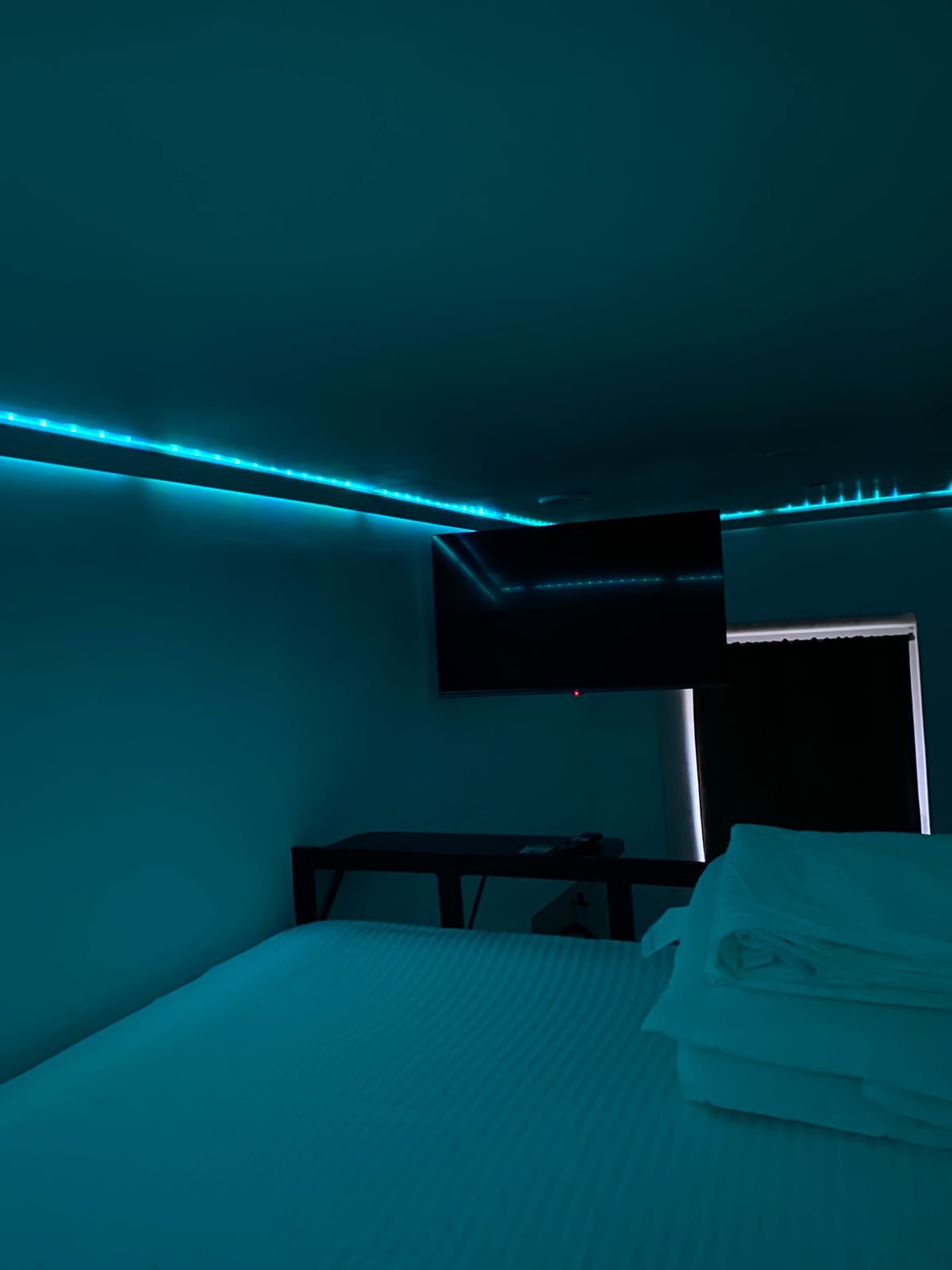 Трехместный номер микро Лофт с удобствами и окном