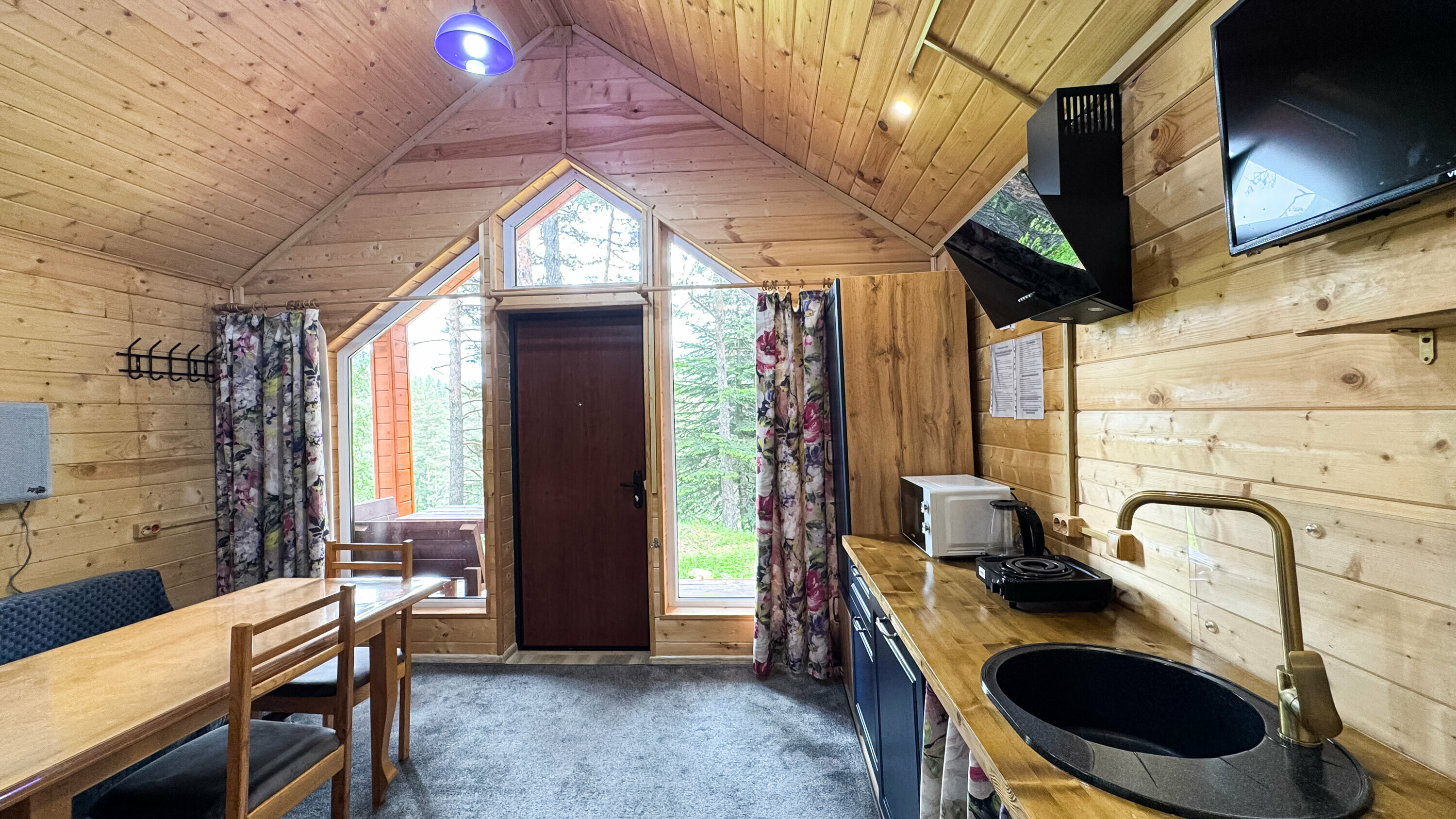 Семейный номер с видом на горы