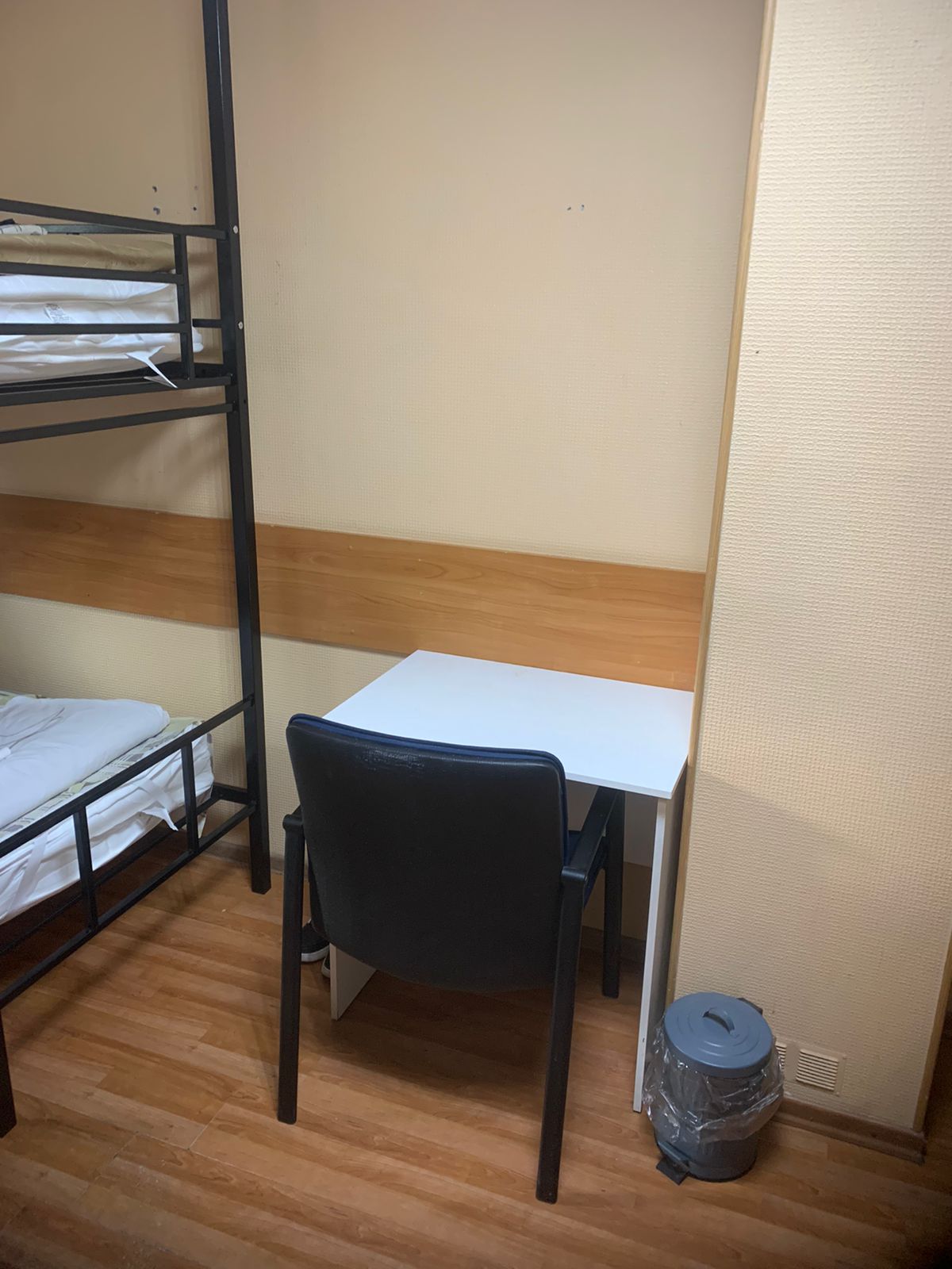 Спальное место на двухъярусной кровати в общем номере для мужчин и женщин