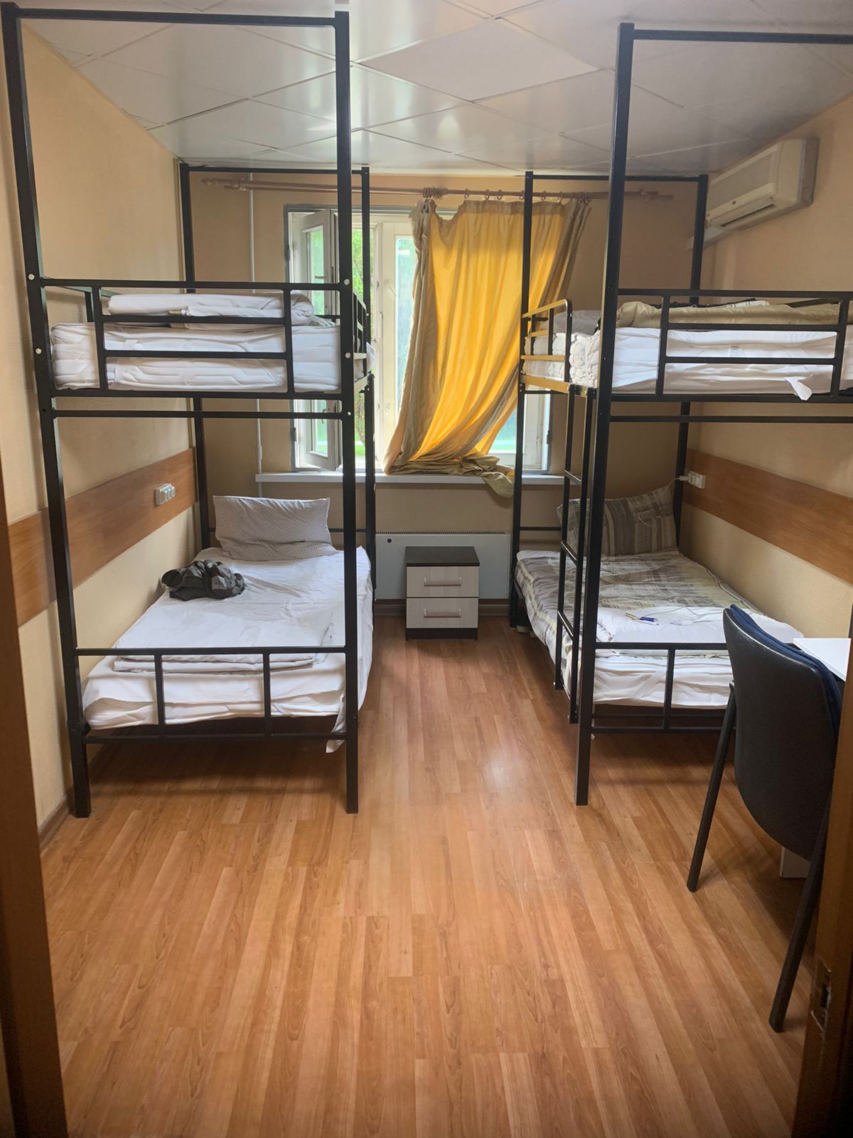 Спальное место на двухъярусной кровати в общем номере для мужчин и женщин