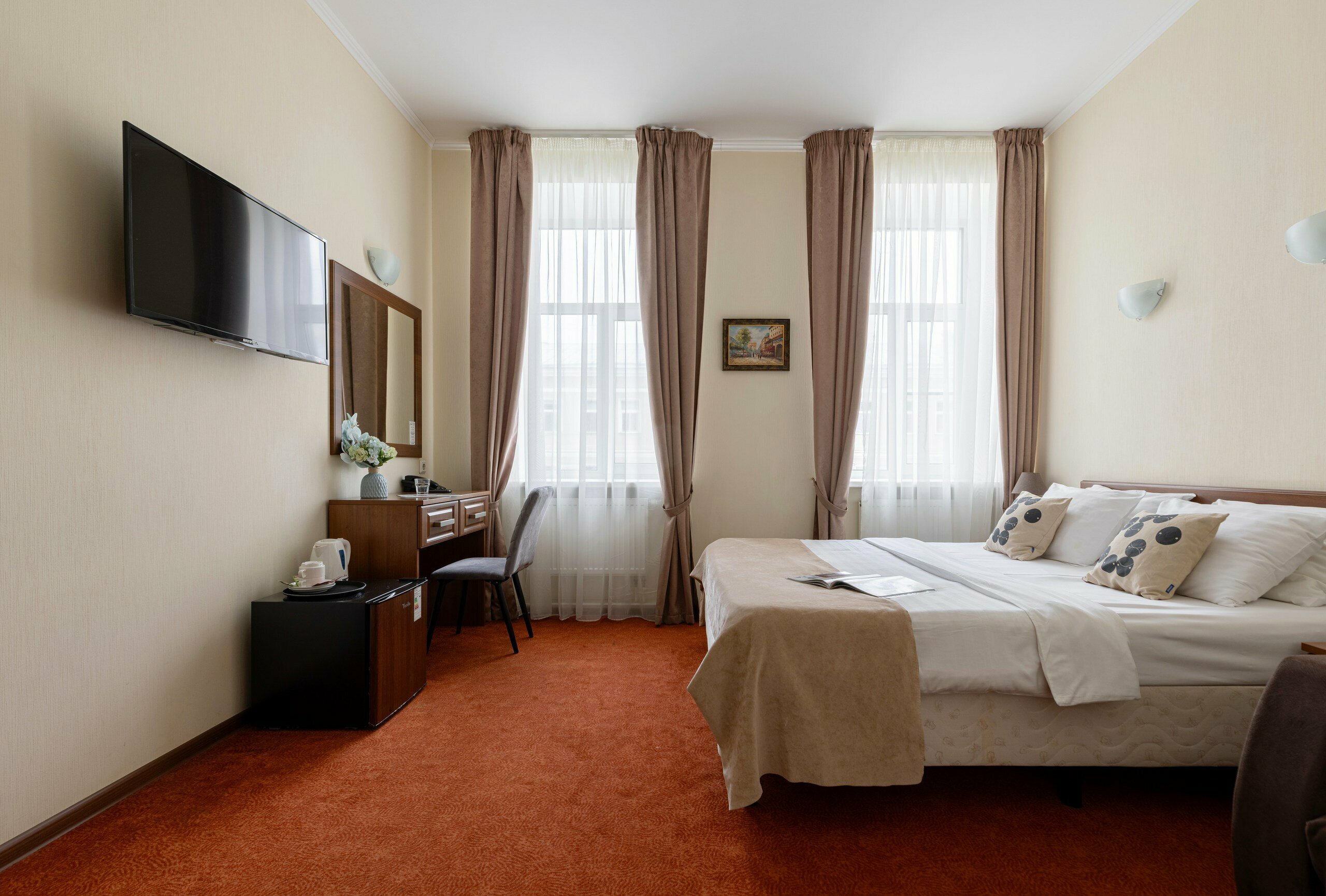 УЛУЧШЕННЫЙ с кроватью Queen-size, гидромассажной ванной и видом на Б.Московскую улицу