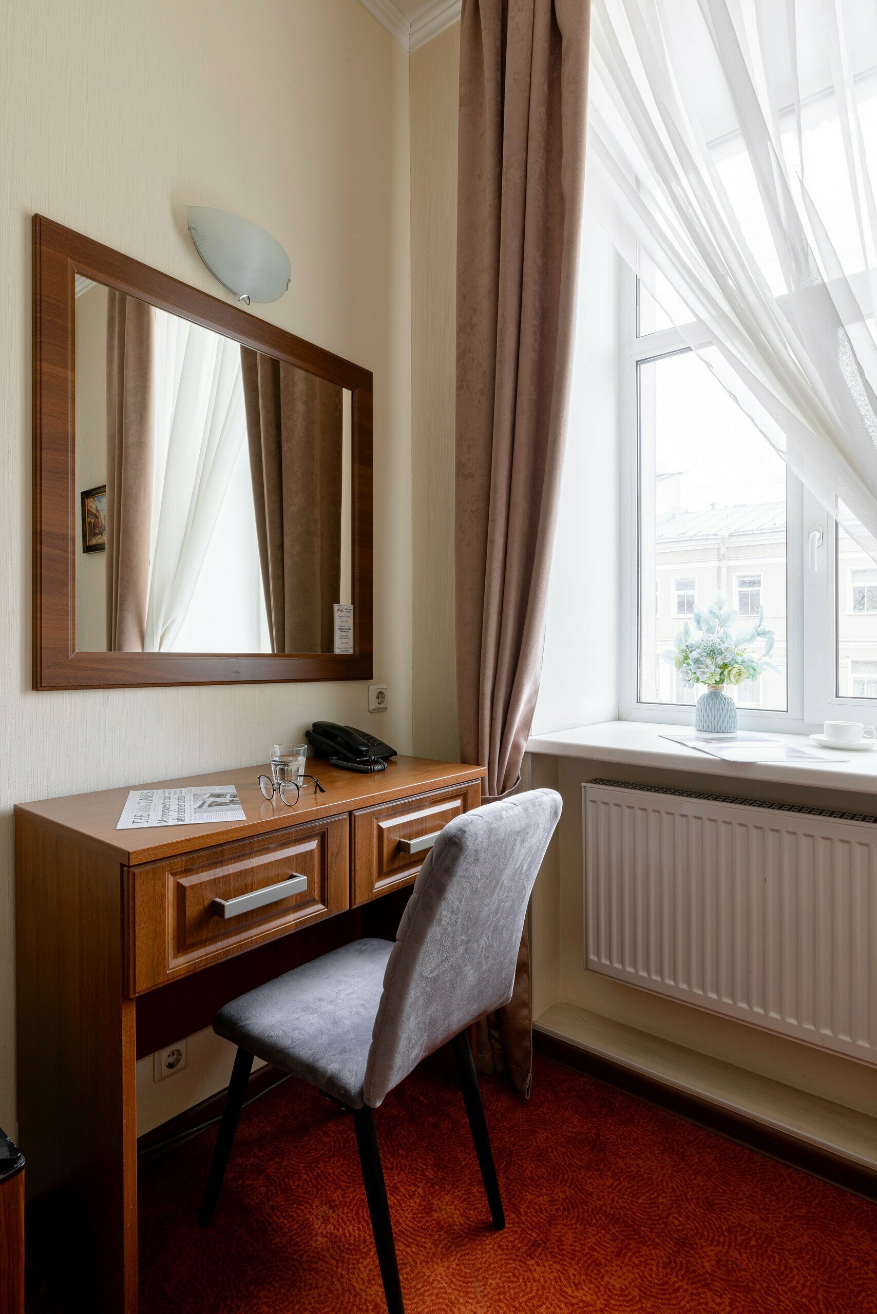 УЛУЧШЕННЫЙ с кроватью Queen-size, гидромассажной ванной и видом на Б.Московскую улицу