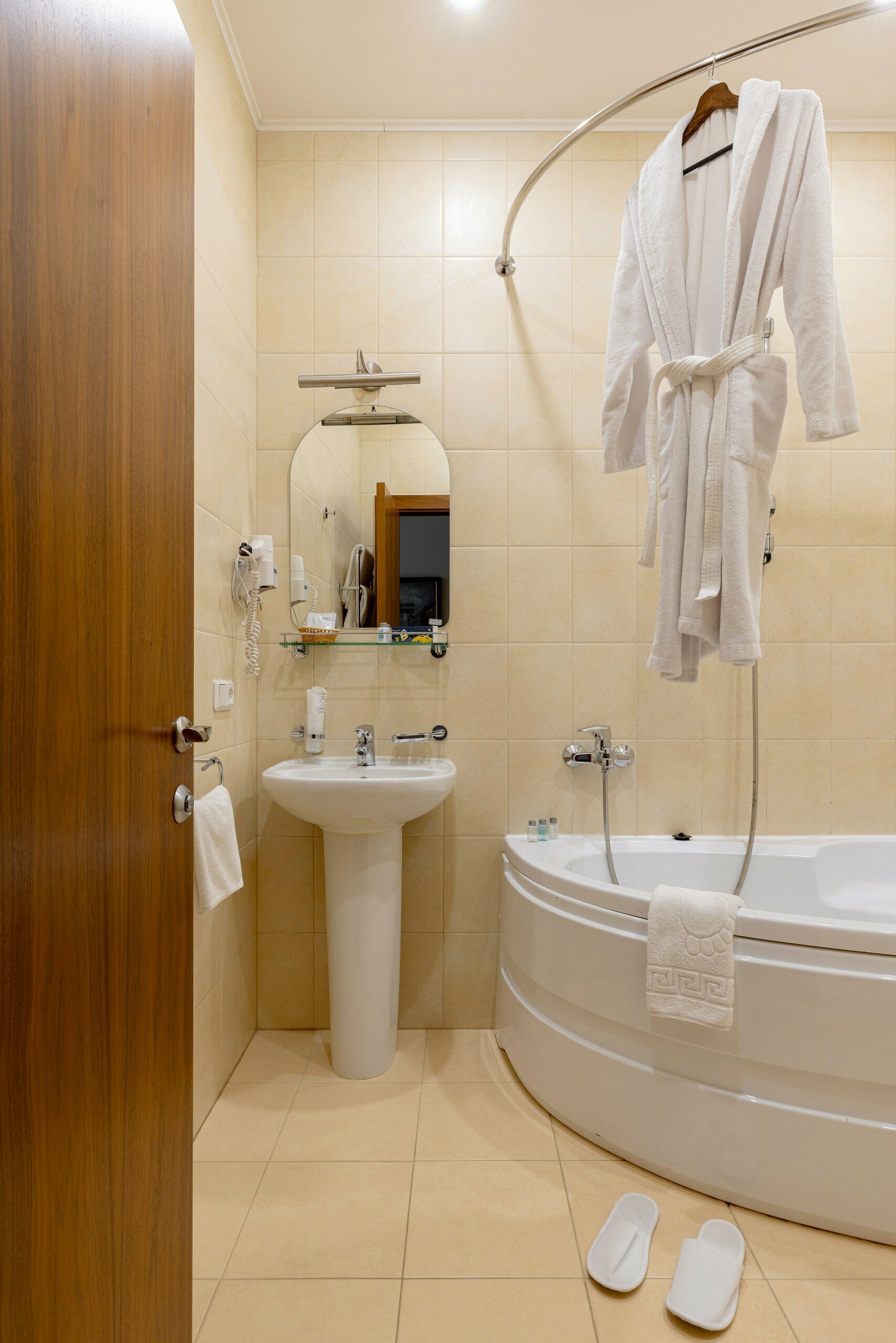 УЛУЧШЕННЫЙ с кроватью Queen-size, гидромассажной ванной и видом на Б.Московскую улицу