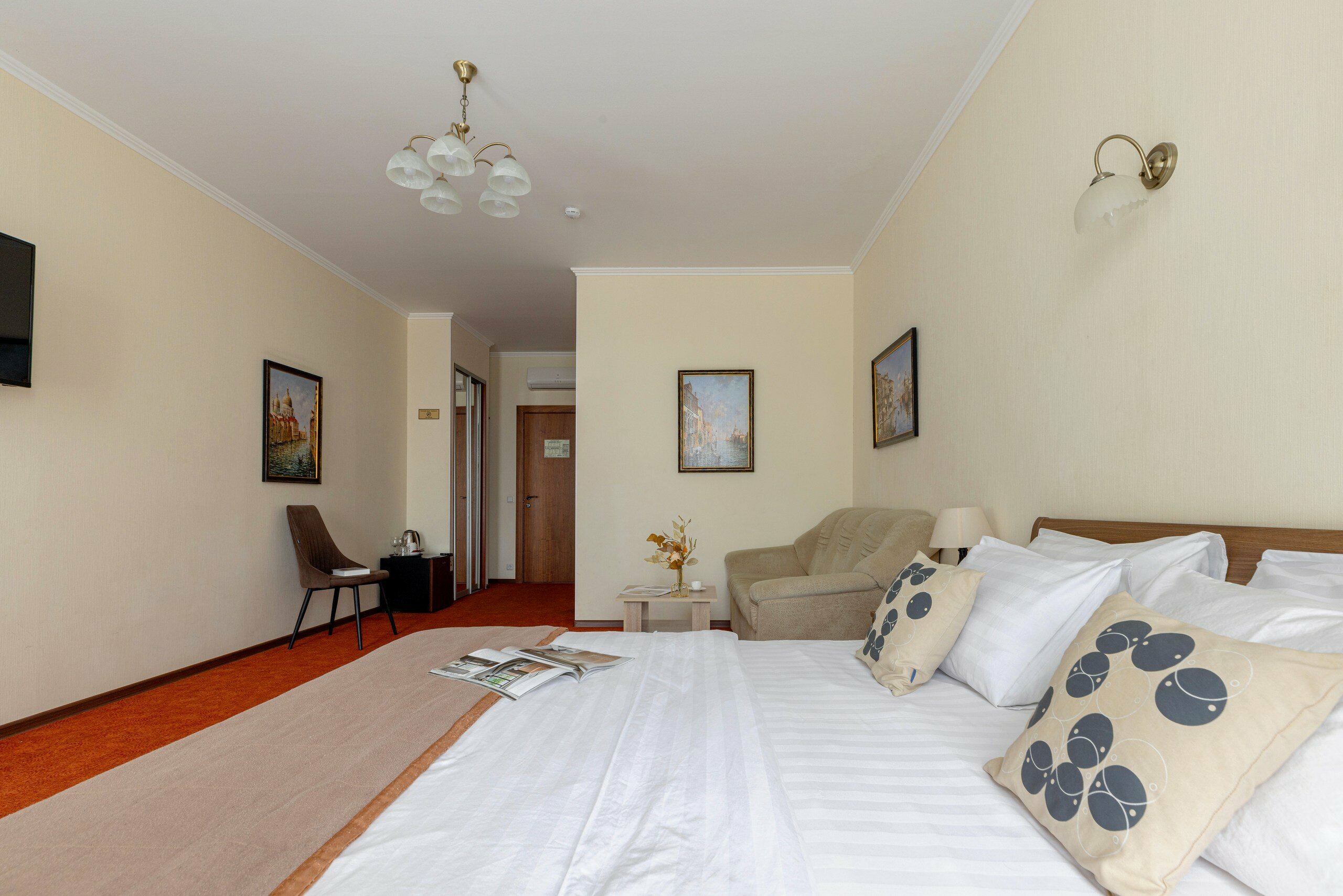 СЕМЕЙНЫЙ КОМФОРТ с кроватью Queen size, диваном, гидромассажной ванной и угловым видом на Владимирский собор