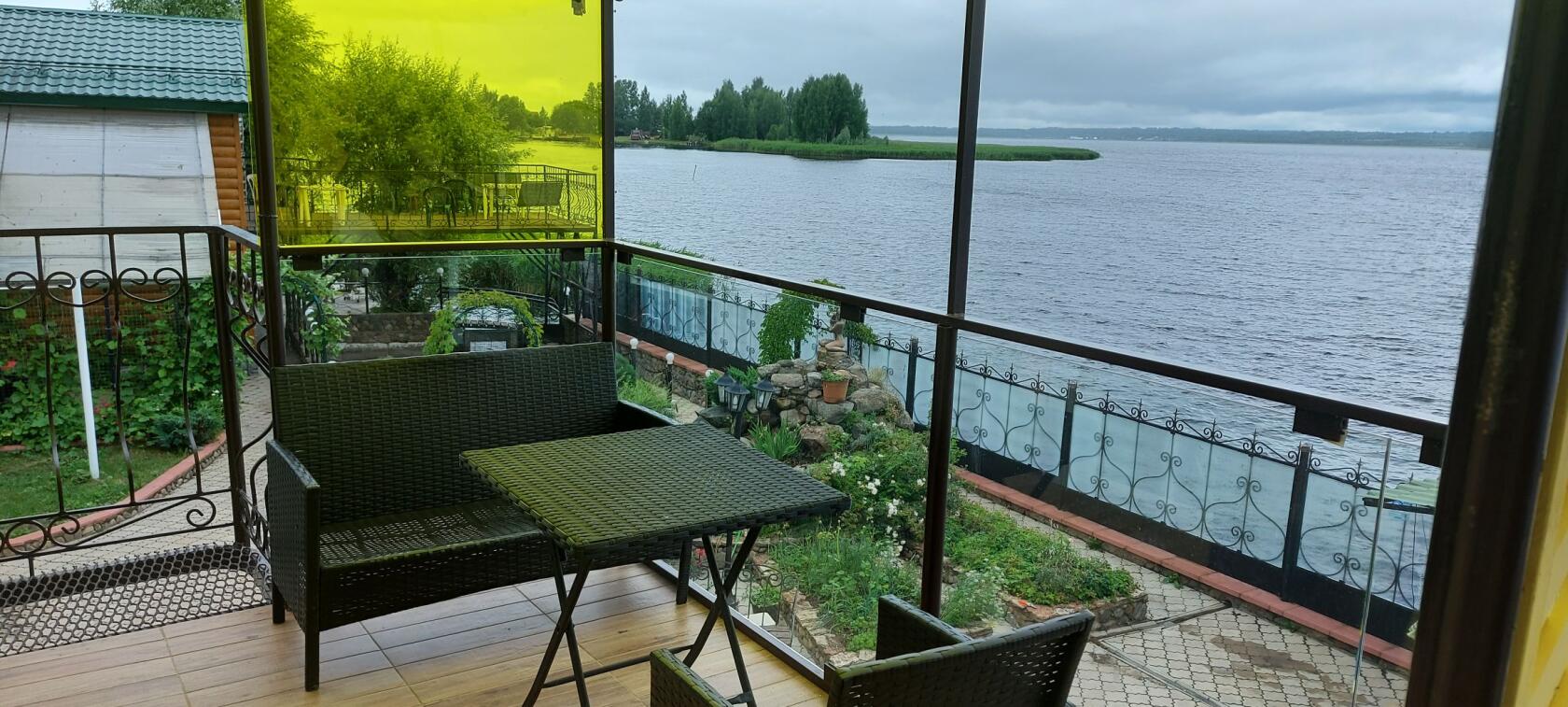 Двухместный номер на Террасе с видом на ОЗЕРО Селигер, с одной двуспальной кроватью и раскладным креслом для ребенка.