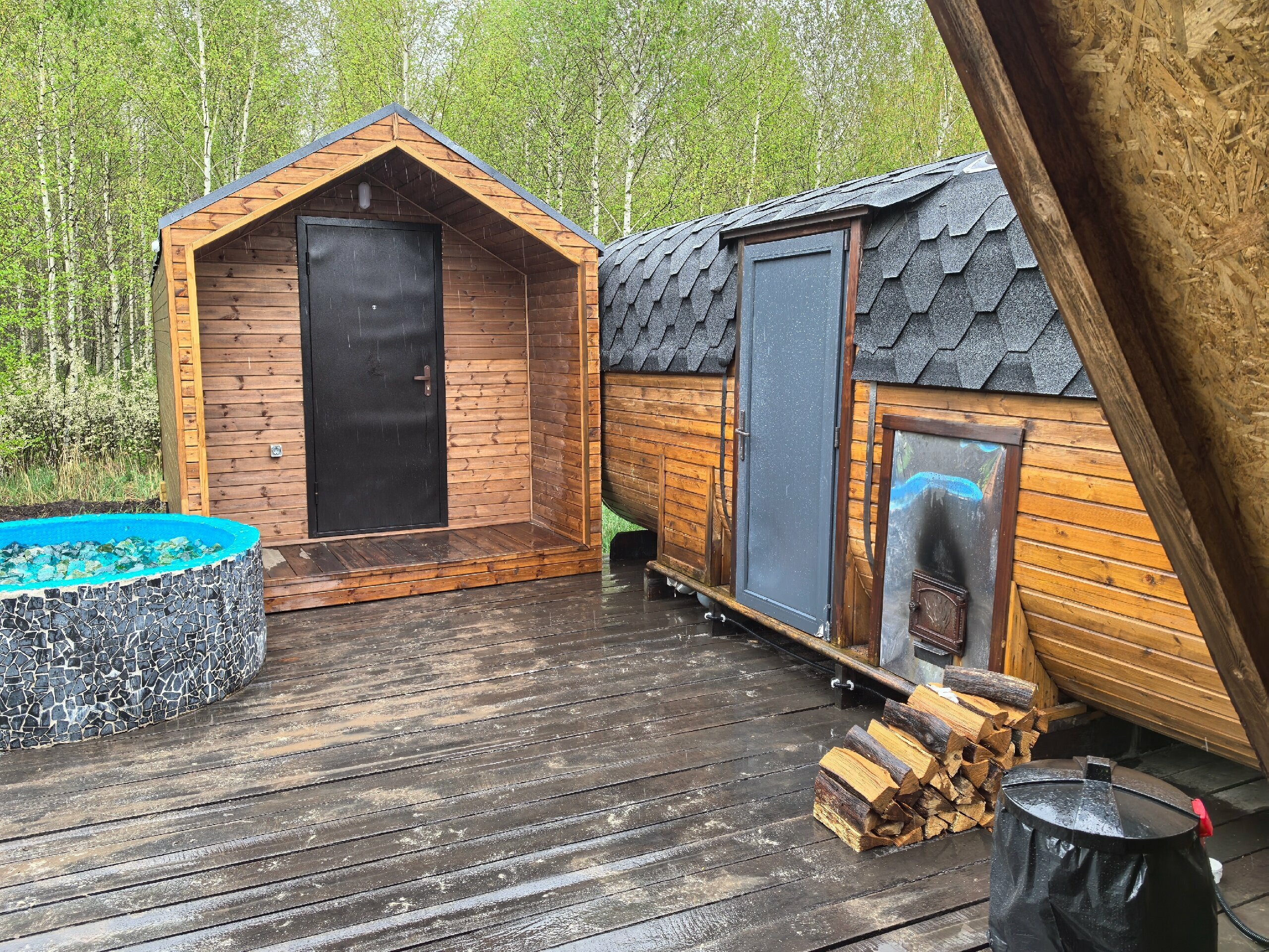 Треугольный дом с баней и чаном